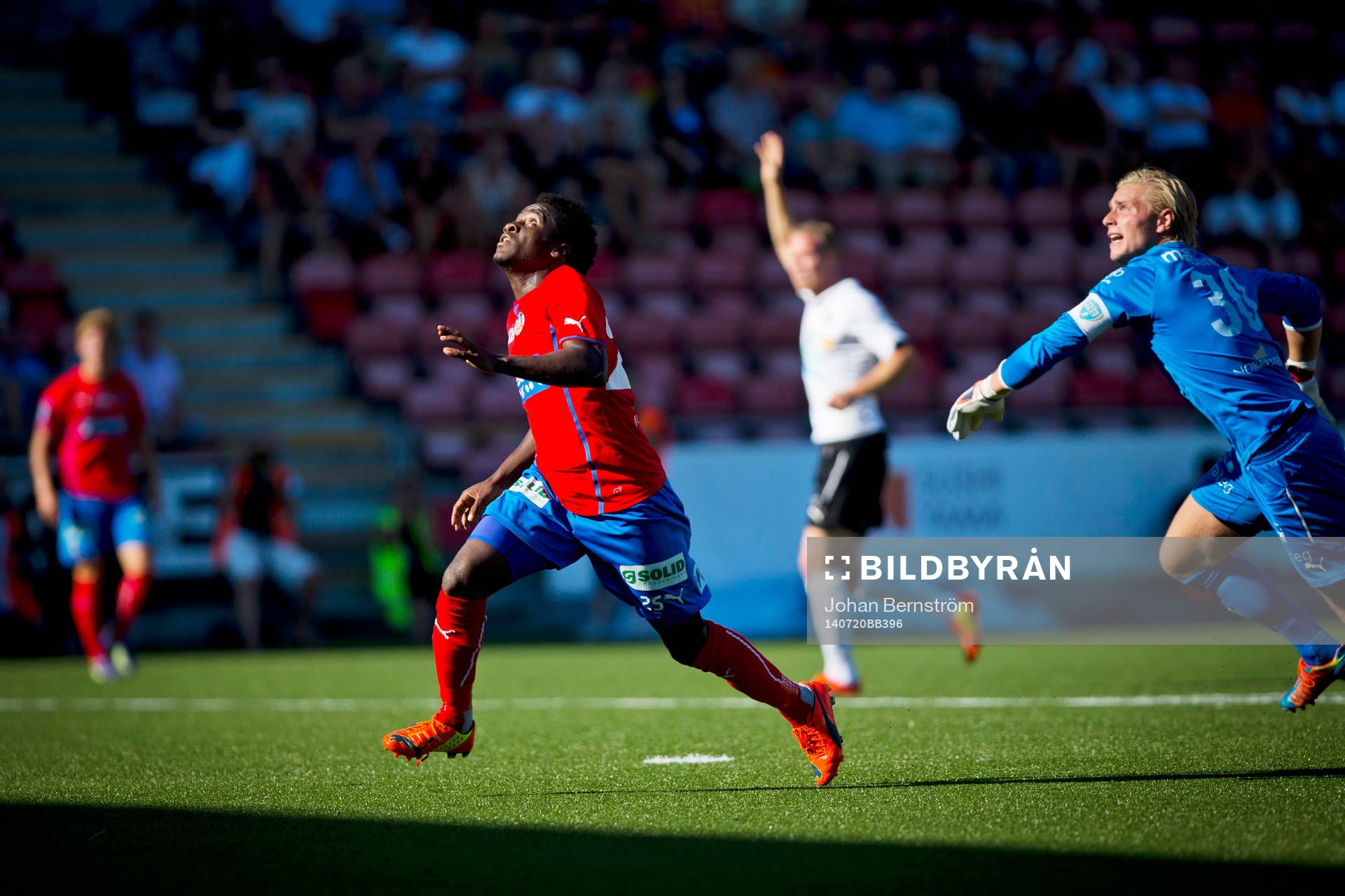 Helsingborgs David Accam gör 1-0 och jublar