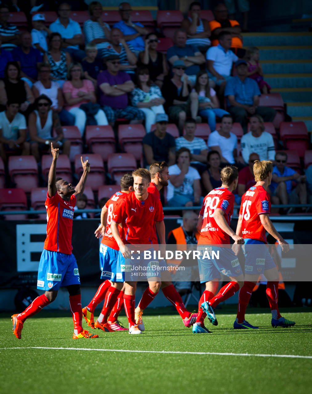 Helsingborgs David Accam gör 1-0 och jublar