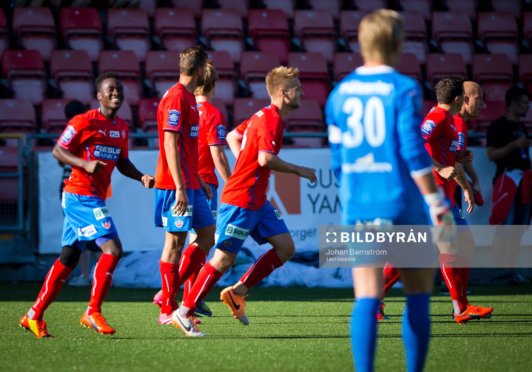Helsingborgs David Accam gör 1-0 och jublar