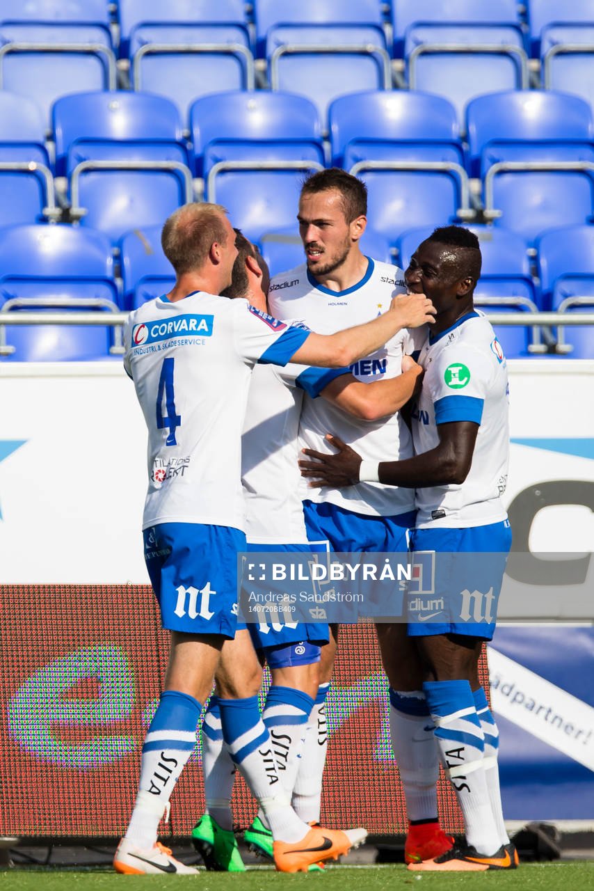 Norrköpings Emir Kujovic gör 2-0 och gratuleras av