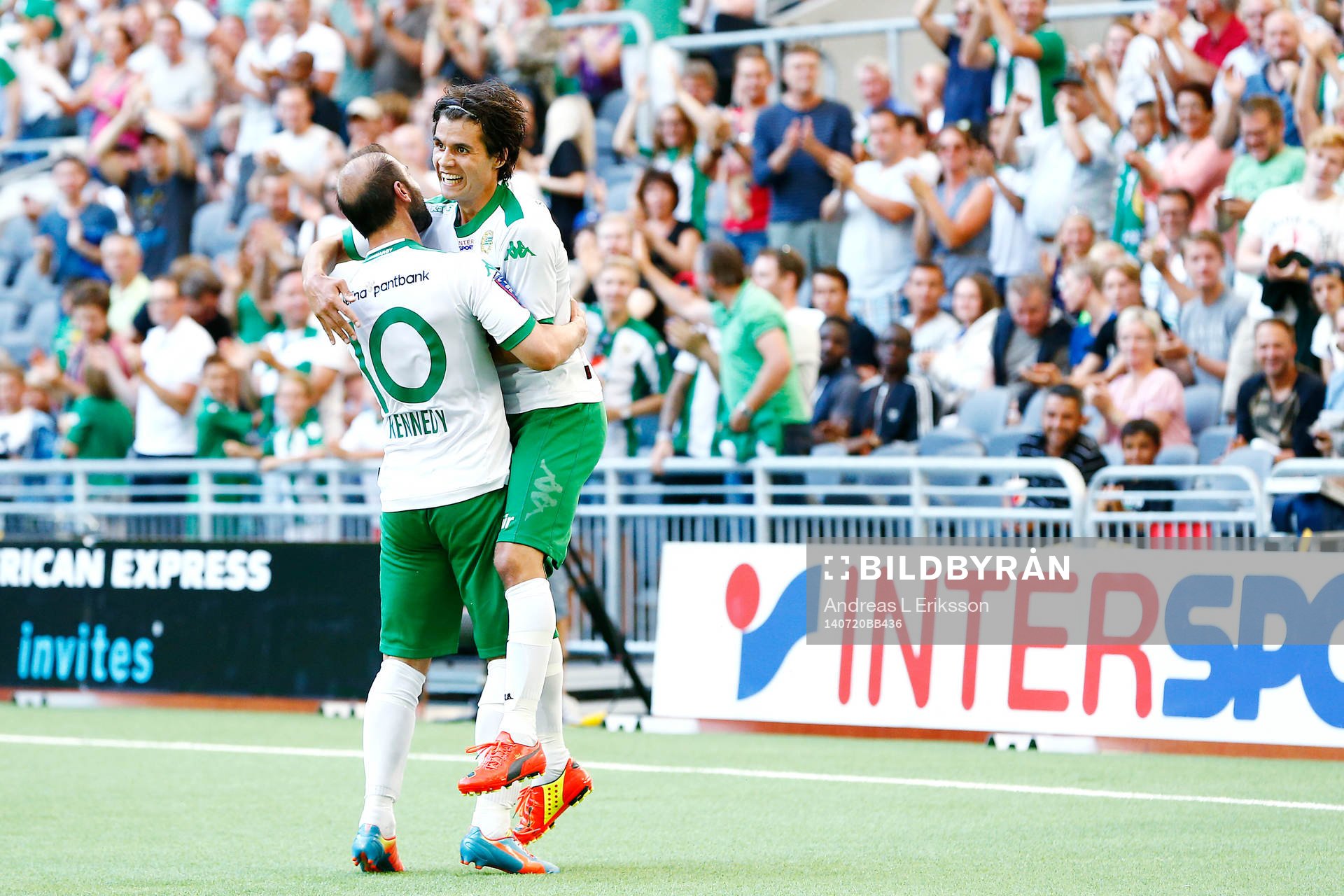 Hammarbys Lars Fuhre jublar och gratuleras av Kennedy