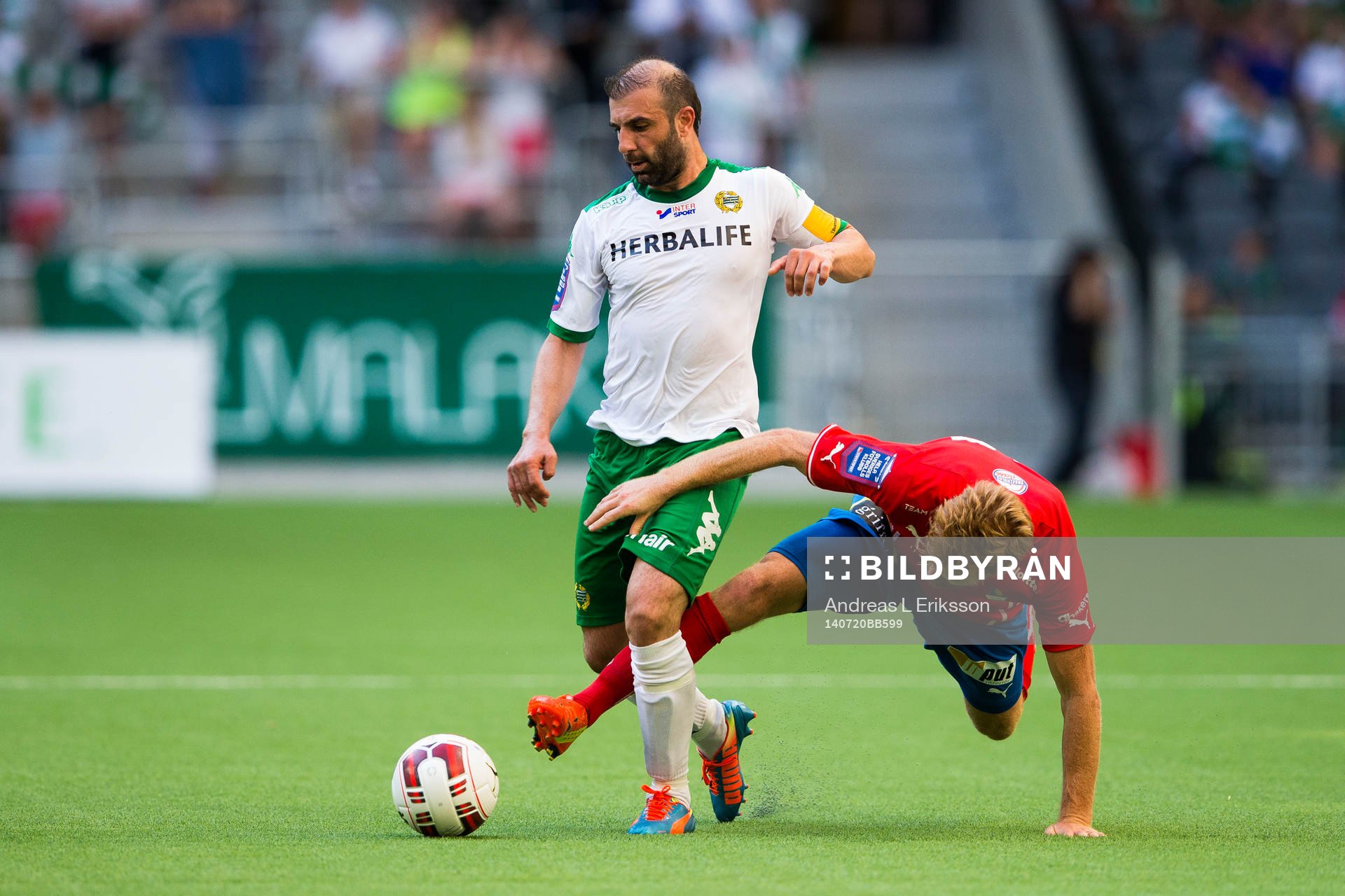 Hammarbys Kennedy Bakircioglu i kamp om bollen med Östers