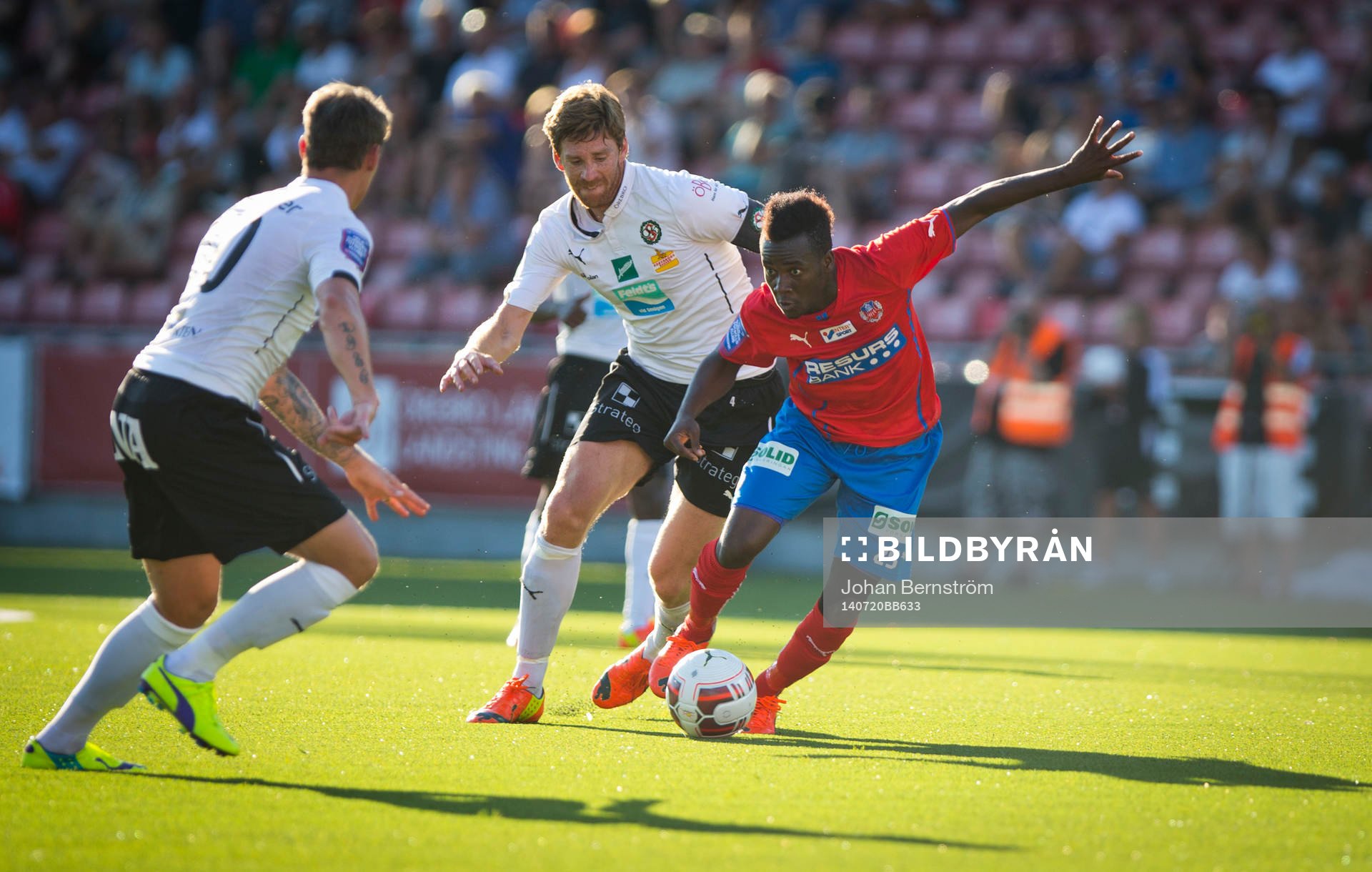 Helsingborgs David Accam mot Örebros Magnus Wikström under fotbollsmatchen i Allsvenskan mellan Örebro och Helsingborg den 20 juli 2014 i Örebro.