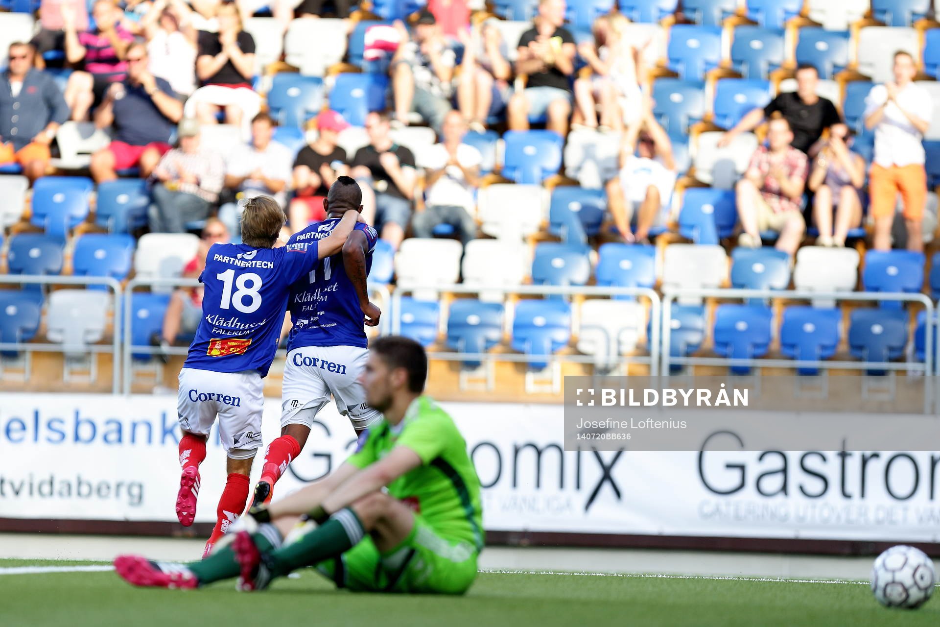 Åtvidabergs Ricardo Santos och Joel Rajalakso jublar medan