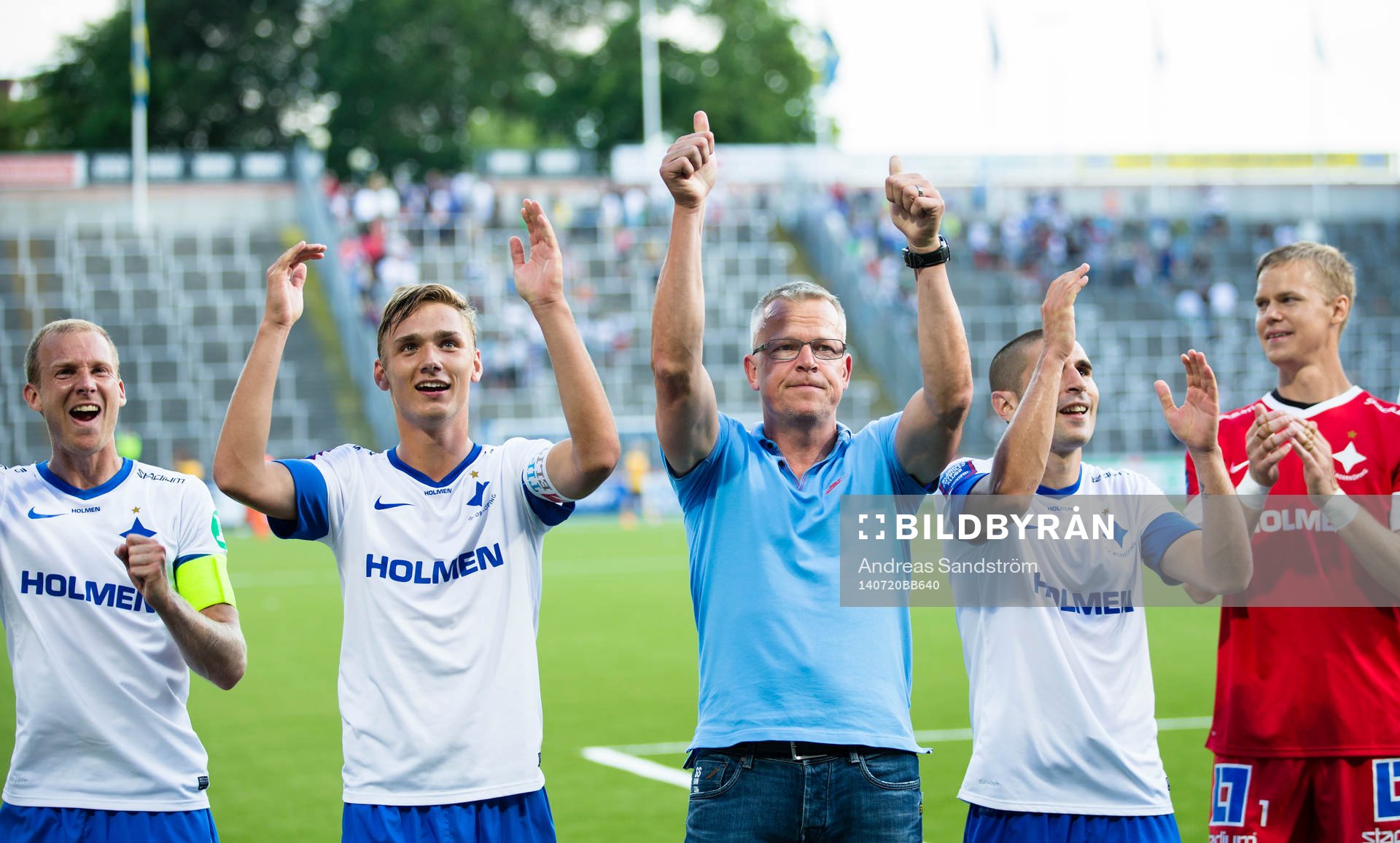 Norrköpings spelare samt tränare Jan Andersson tackar