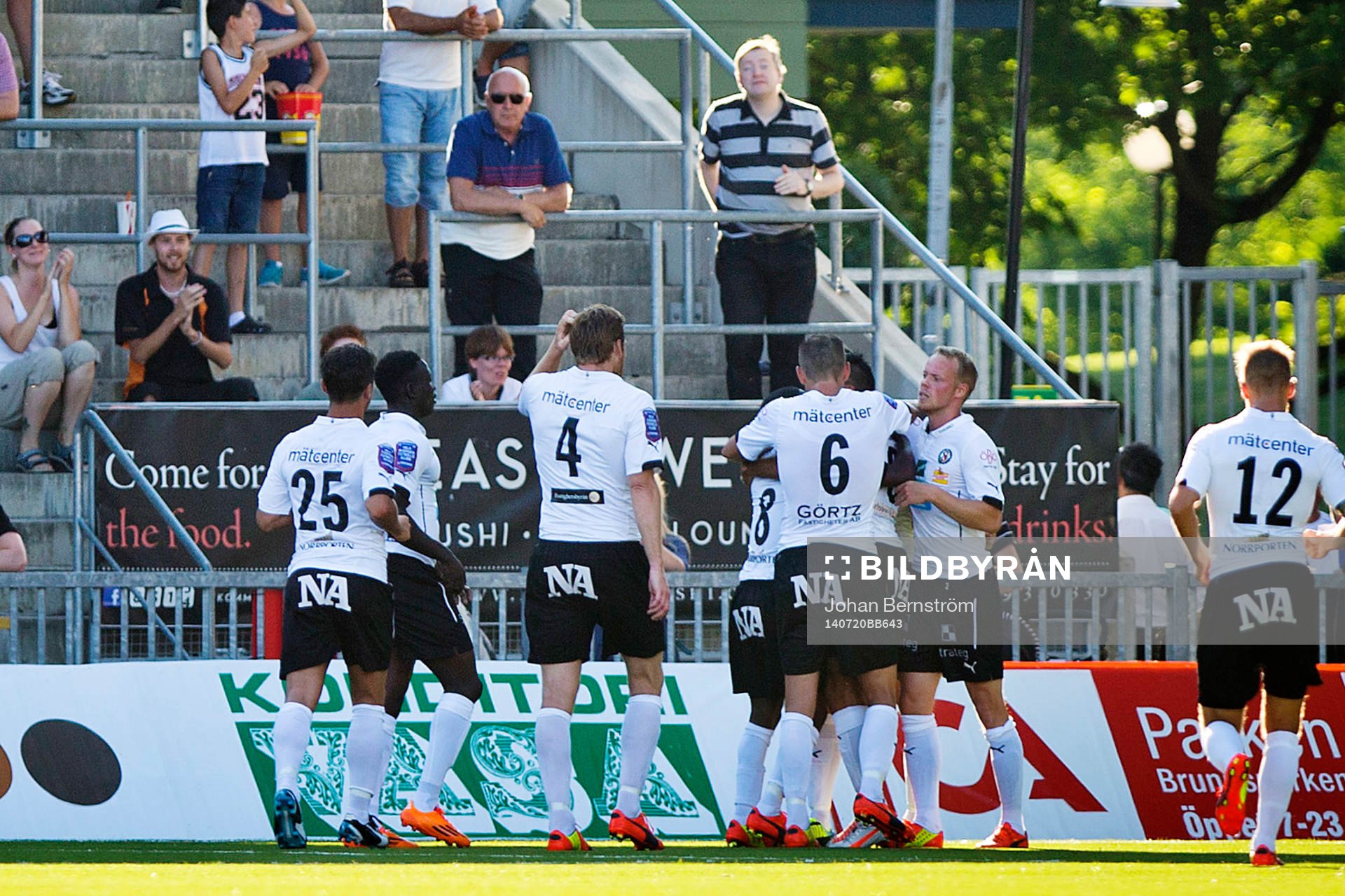Örebros Marcus Pode gör 1-1 och jublar medans
