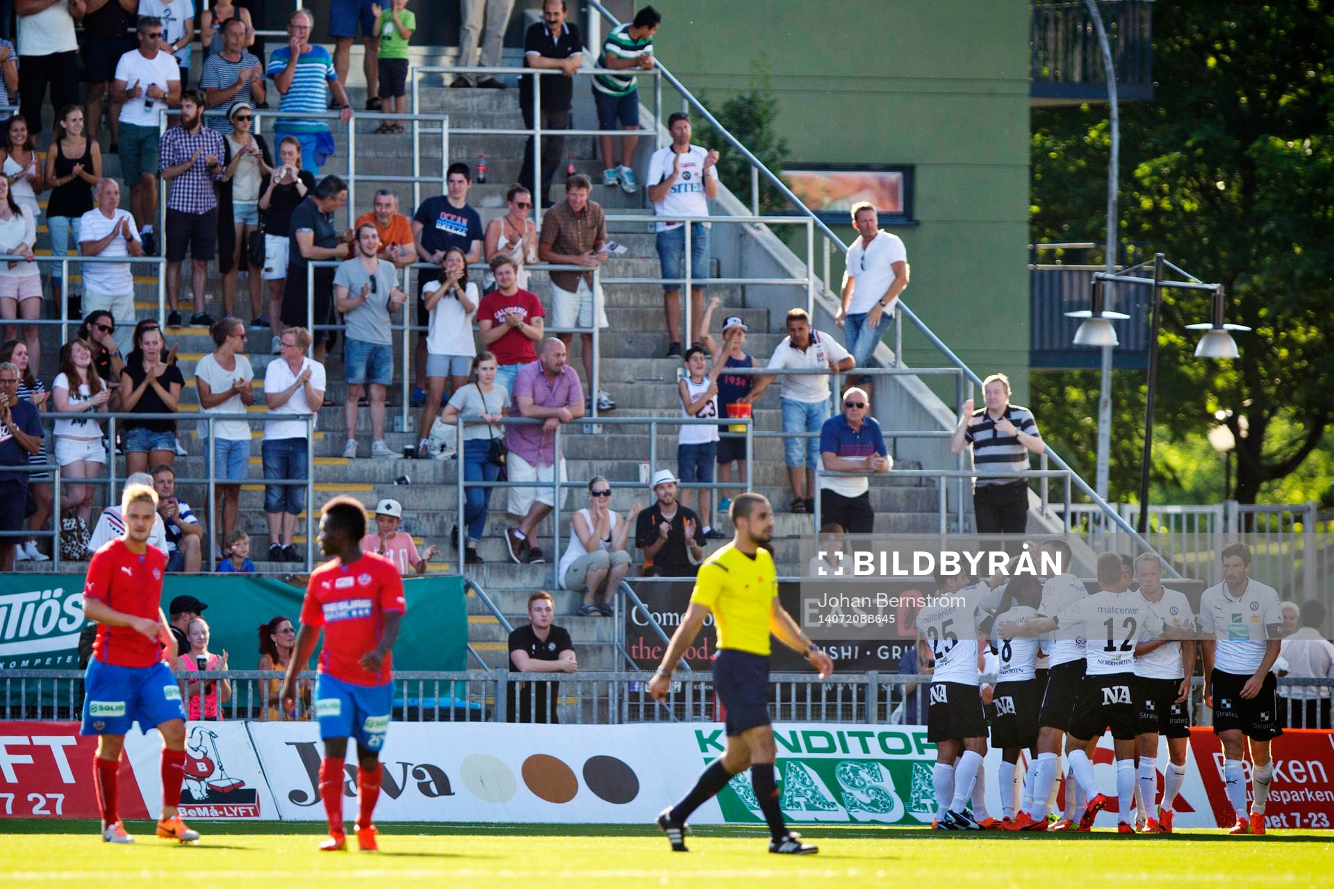 Örebros Marcus Pode gör 1-1 och jublar medans