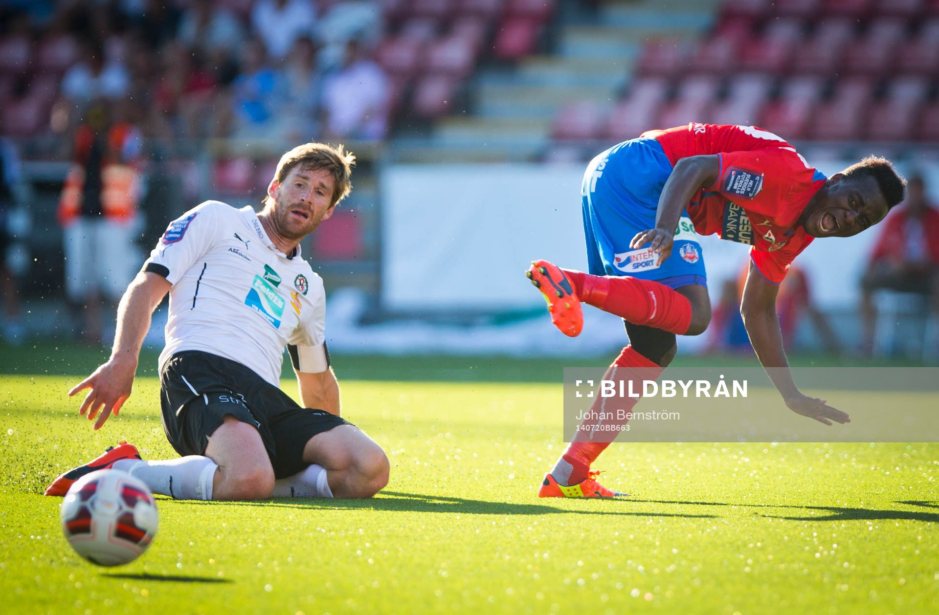 Örebros Magnus Wikström och Helsingborgs David Accam