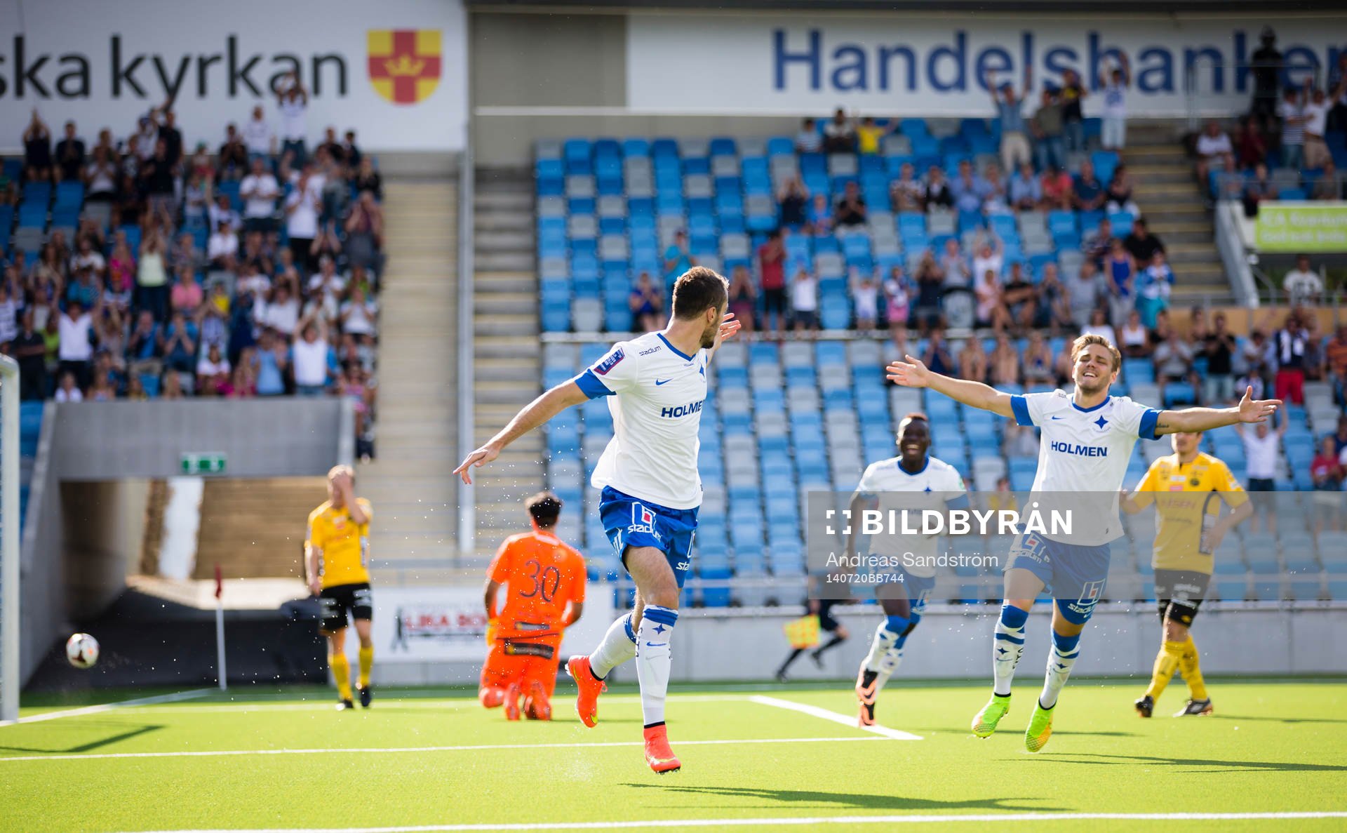 Norrköpings Emir Kujovic (v) gör 1-0 och firas närmast