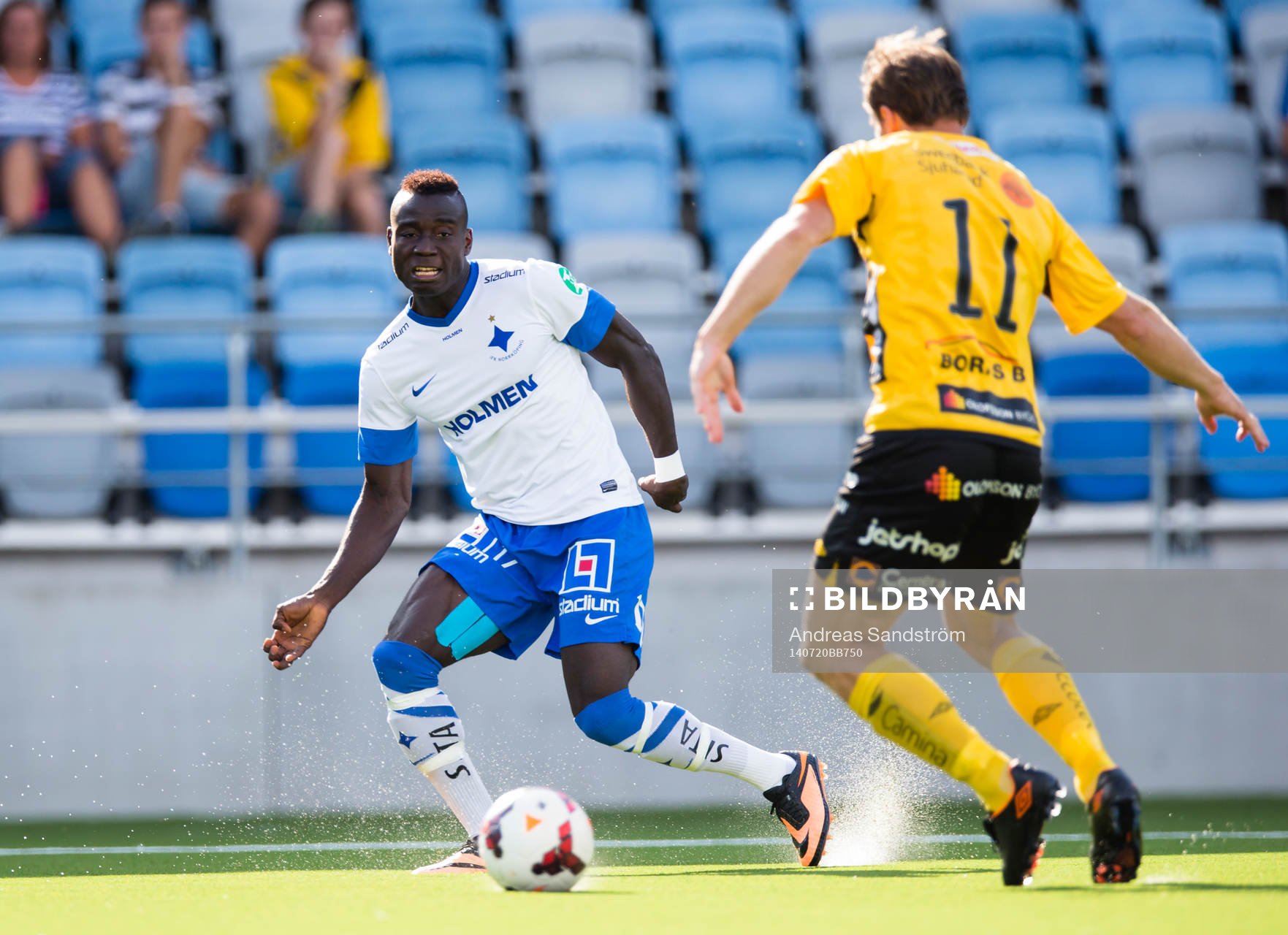 Norrköpings Alhaji Kamara med passet som ledde till 1-0