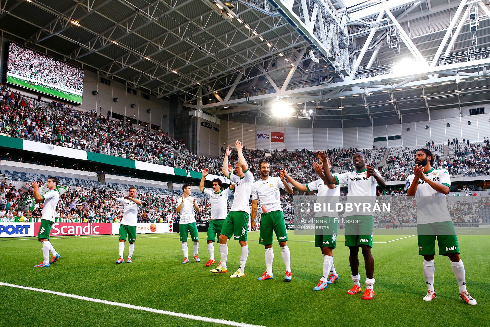 Hammarbys spelare jublar och tackar publiken