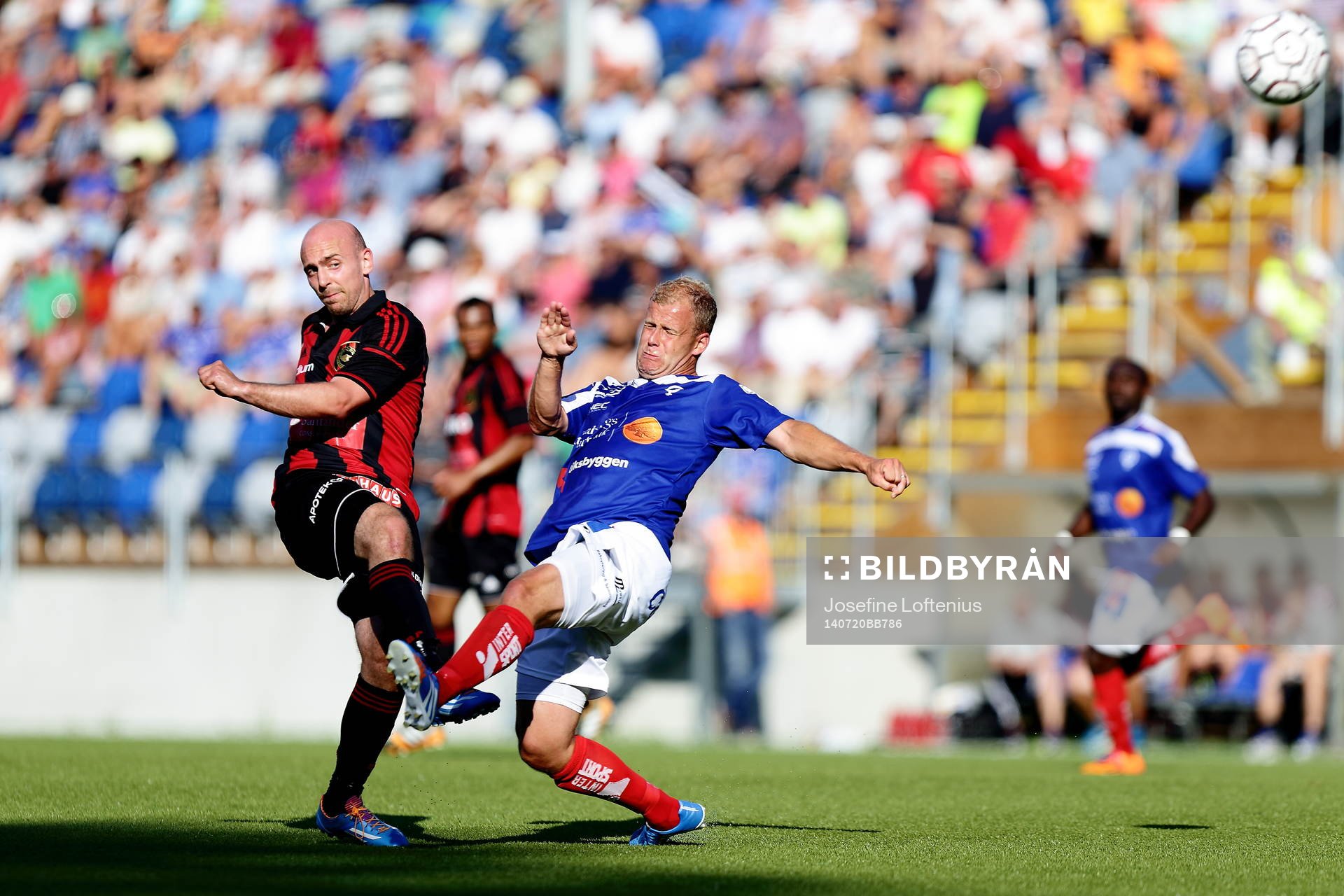 Åtvidabergs Kristian Bergström i närkamp med Brommapojkarnas Kristinn Jonsson under fotbollsmatchen i Allsvenskan mellan Åtvidaberg och Brommapojkarna den 20 juli 2014 i Åtvidaberg.
