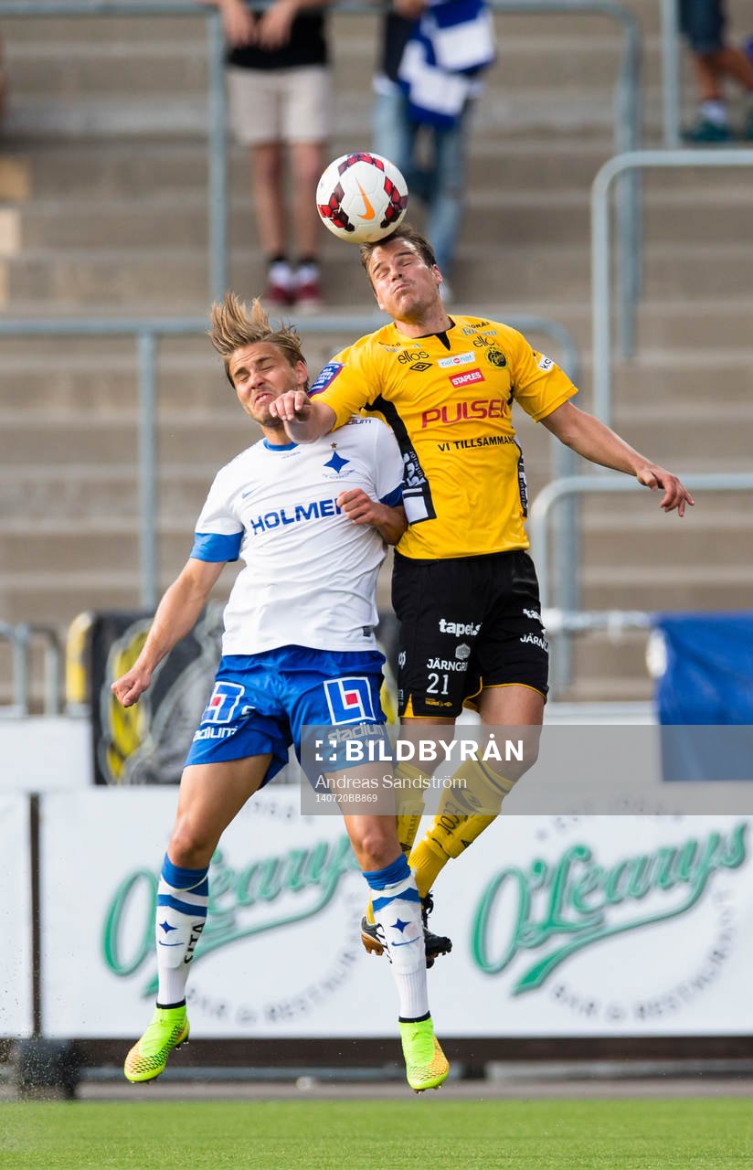 Elfsborgs Henning Hauger i kamp om bollen med Norrköpings