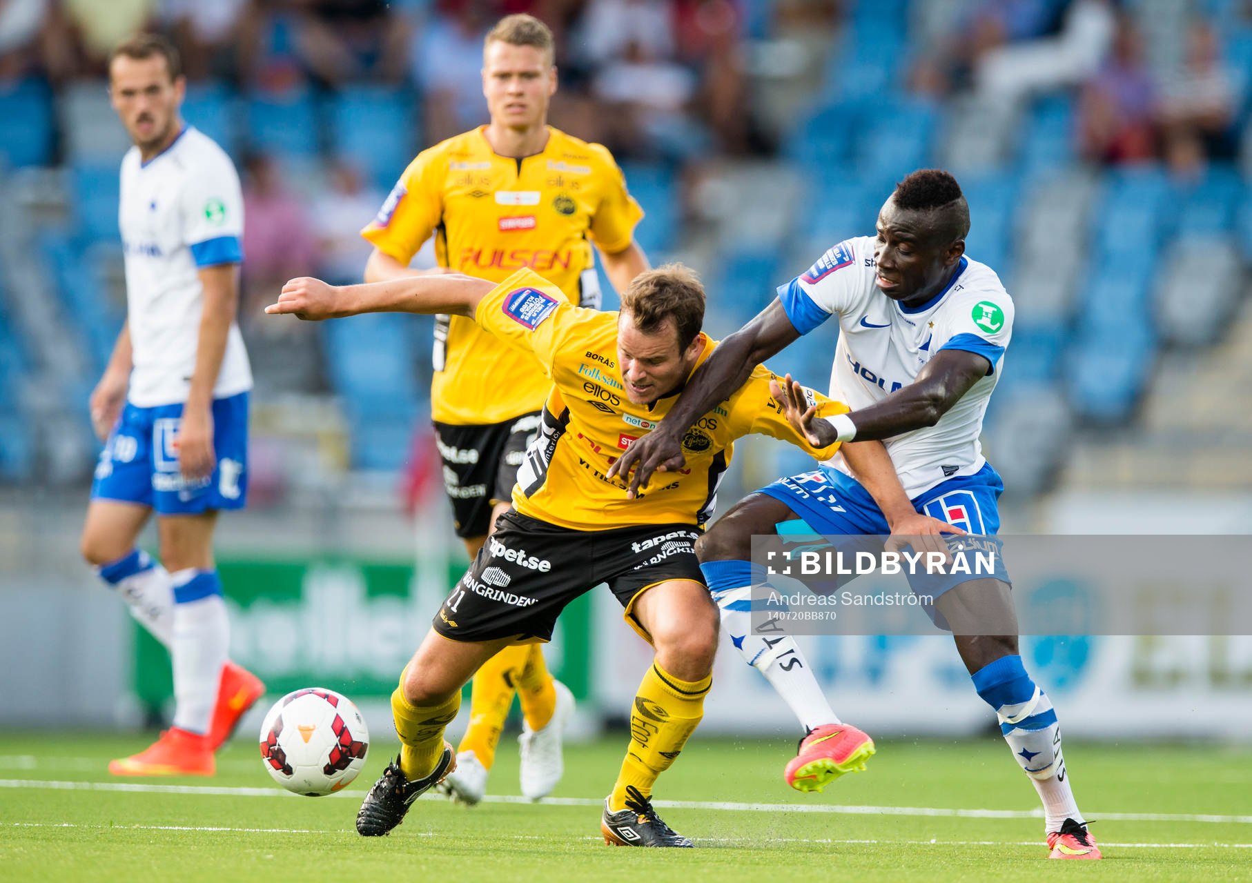 Elfsborgs Henning Hauger i kamp med Norrköpings Alhaji Kamara under fotbollsmatchen i Allsvenskan mellan Norrköping och Elfsborg den 20 Juli 2014 i Norrköping.