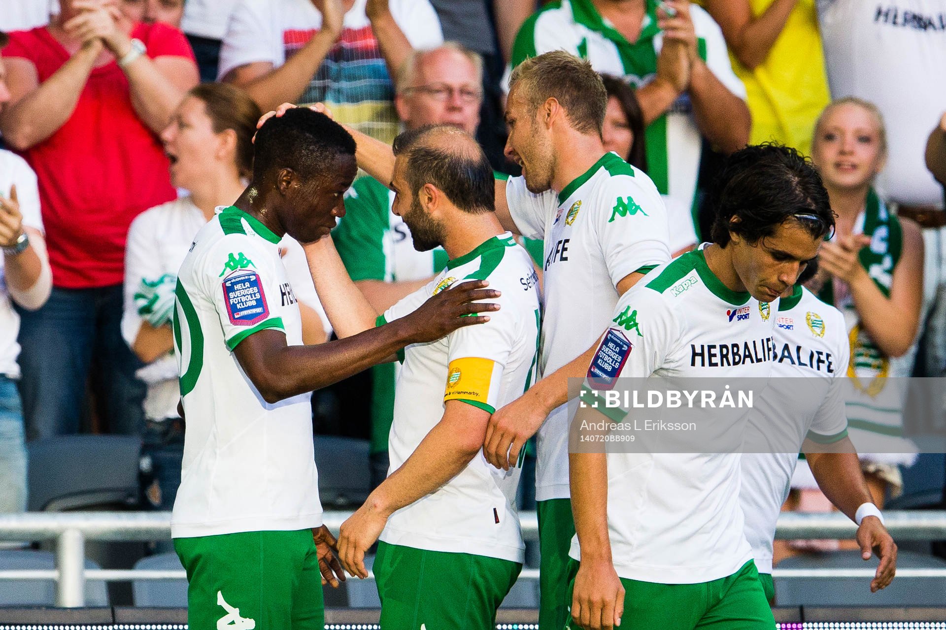 Hammarbys Amadaiya Rennie gratuleras av Hammarbys Kennedy