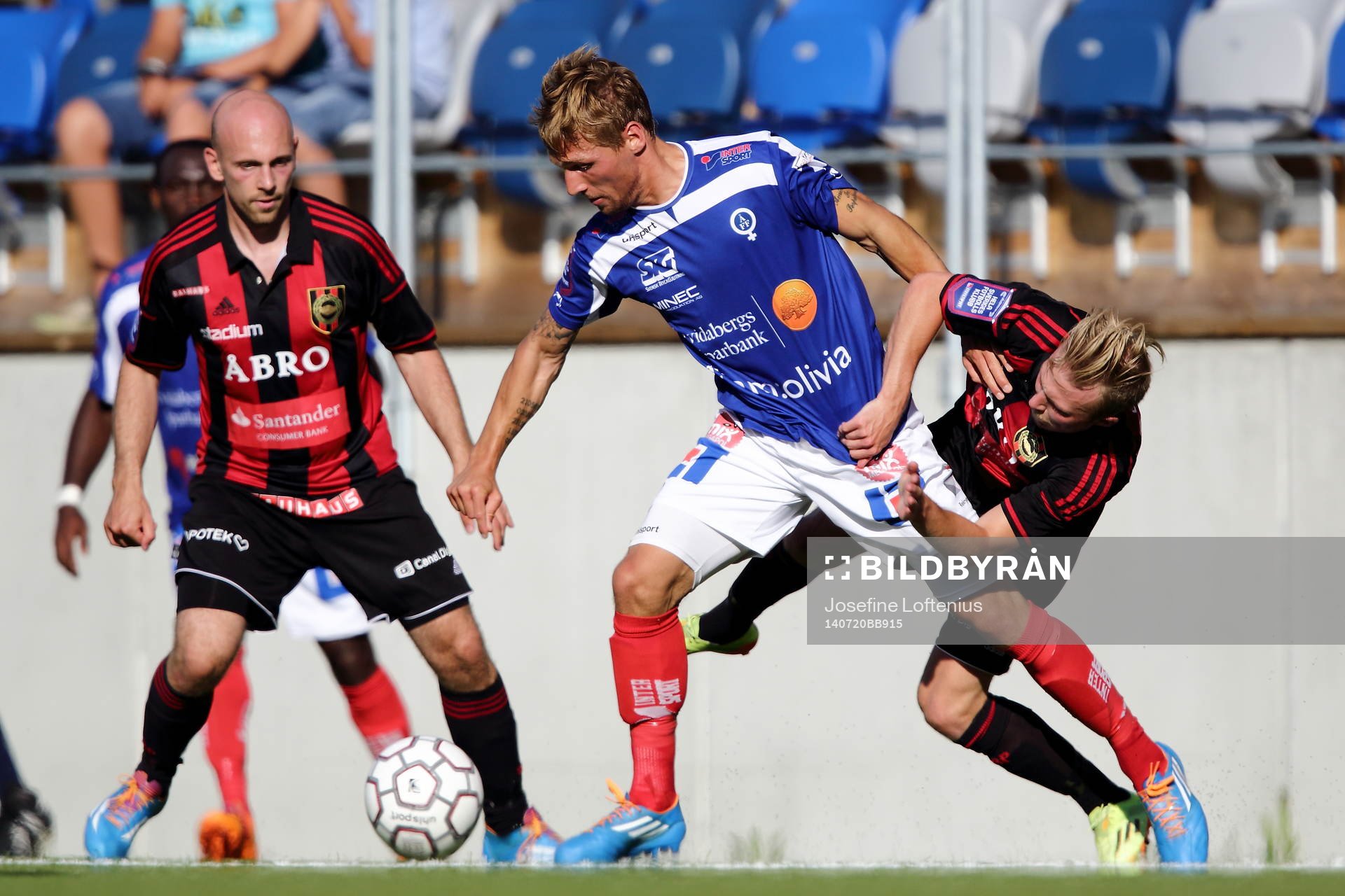 Åtvidabergs Martin Christensen blir fasthållen