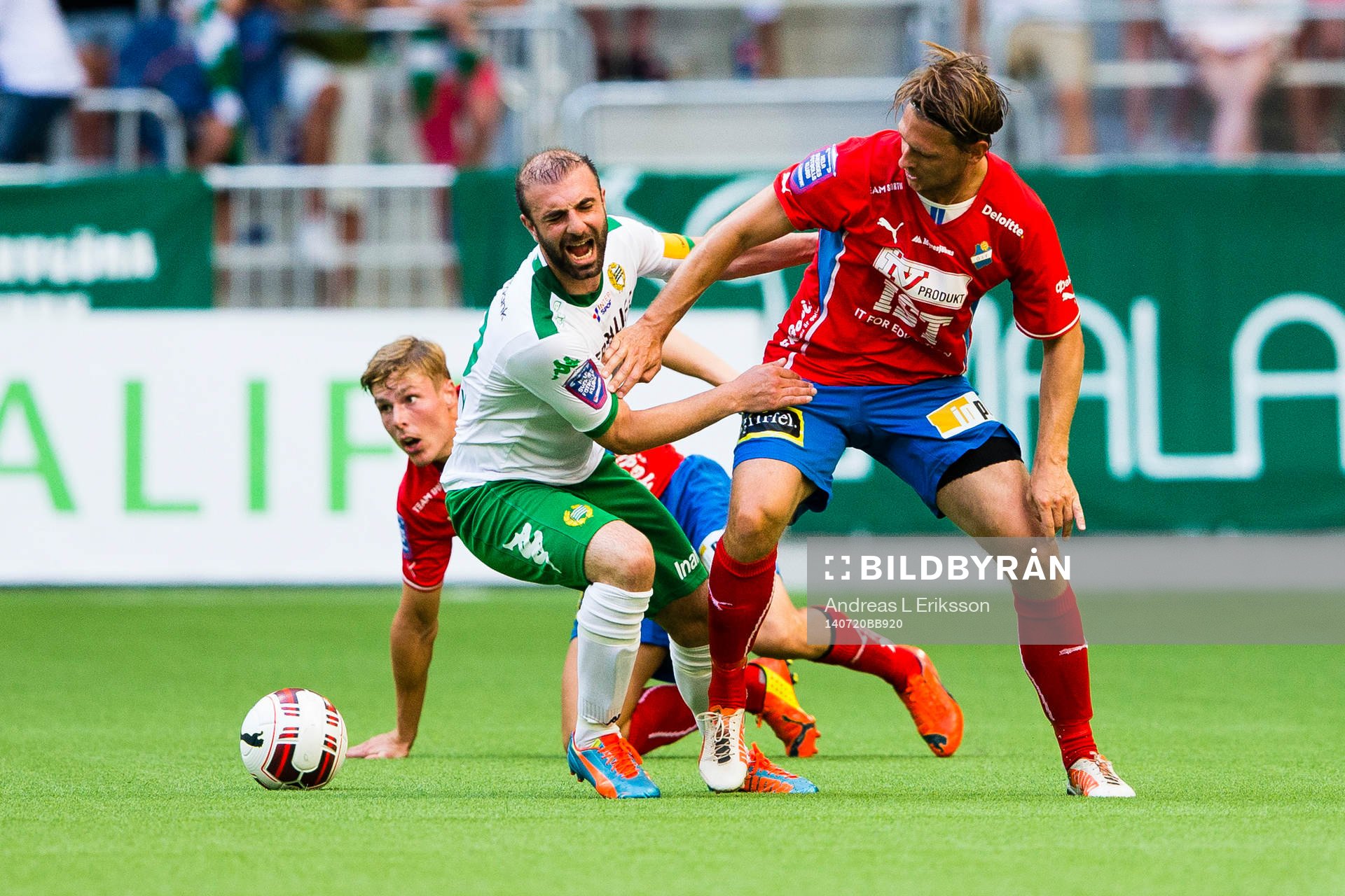 Hammarbys Kennedy Bakircioglu i kamp om bollen med Freddy Söderberg under fotbollsmatchen i Superettan mellan Hammarby och Öster den 20 juli 2014 i Stockholm.