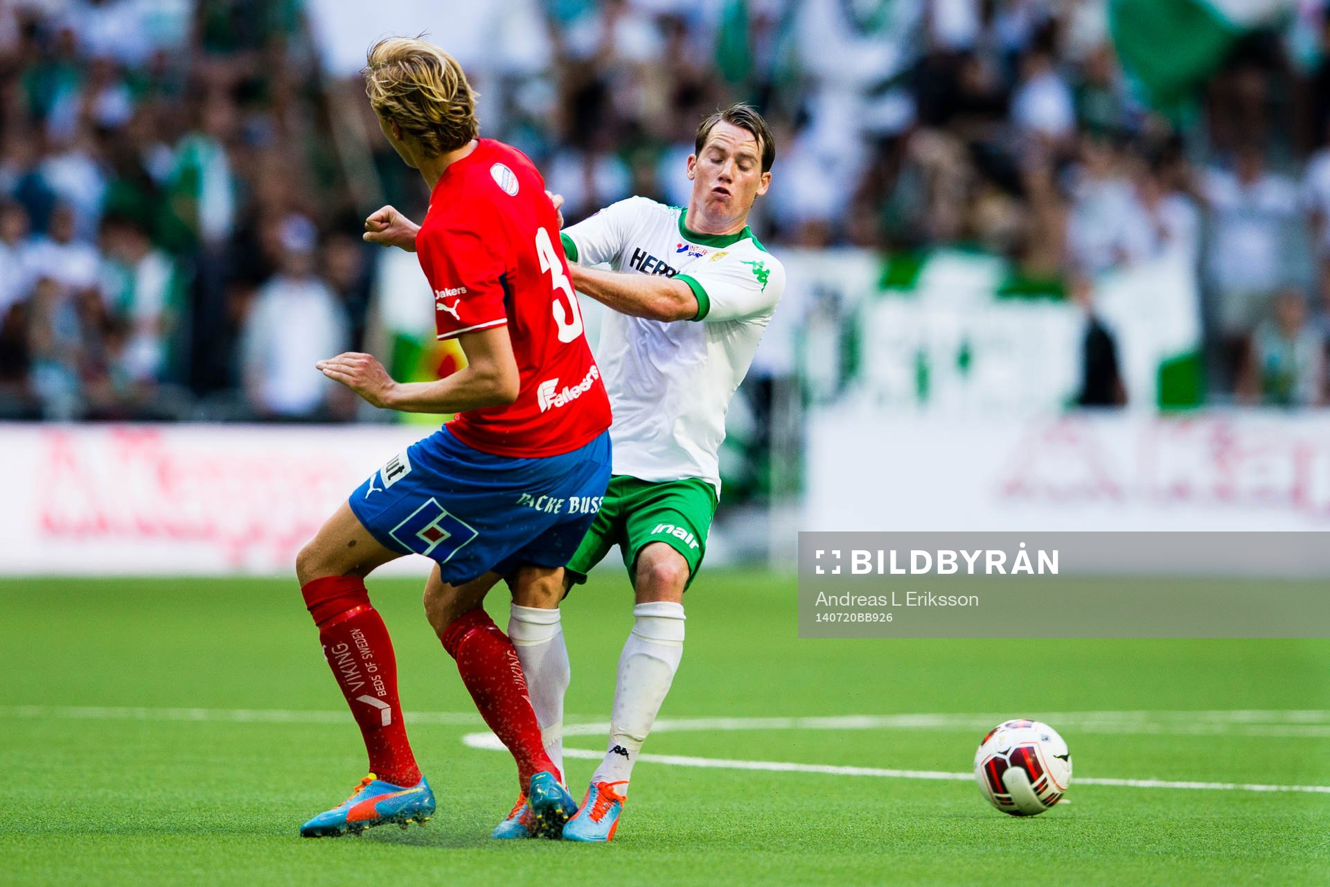 Östers Joakim Lindner i en närkamp med Hammarbys Johan