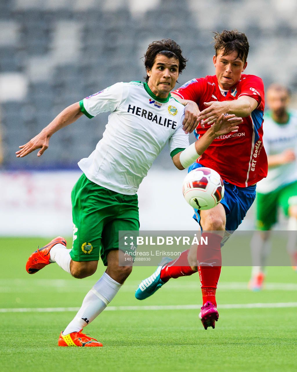 Hammarbys Lars Fuhre i kamp om bollen med Östers
