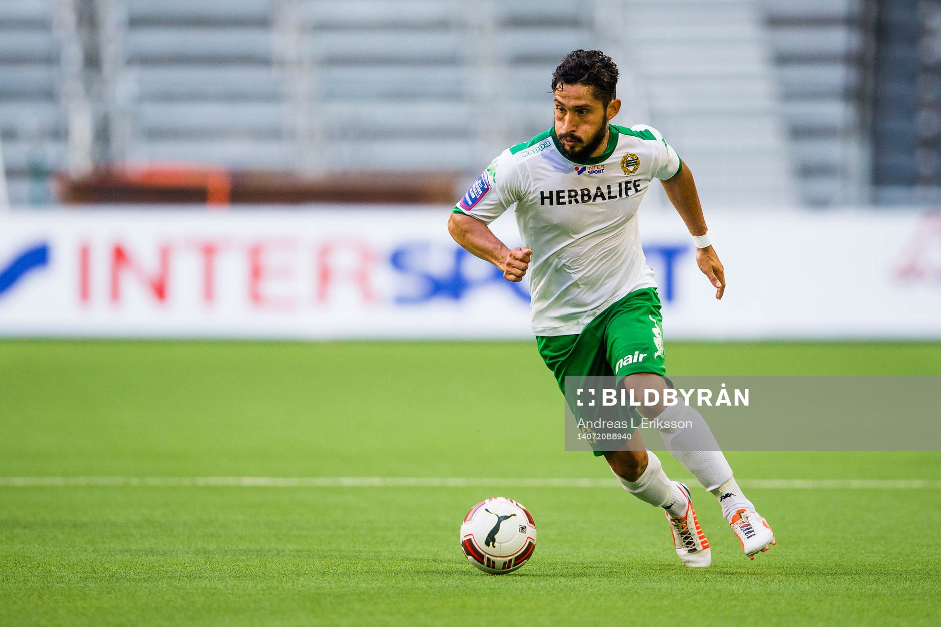 Hammarbys Pablo Pinones-Arce med bollen under fotbollsmatchen i Superettan mellan Hammarby och Öster den 20 juli 2014 i Stockholm. 