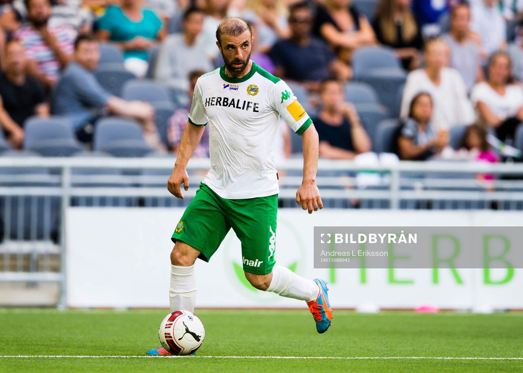 Hammarbys Kennedy Bakircioglu med bollen