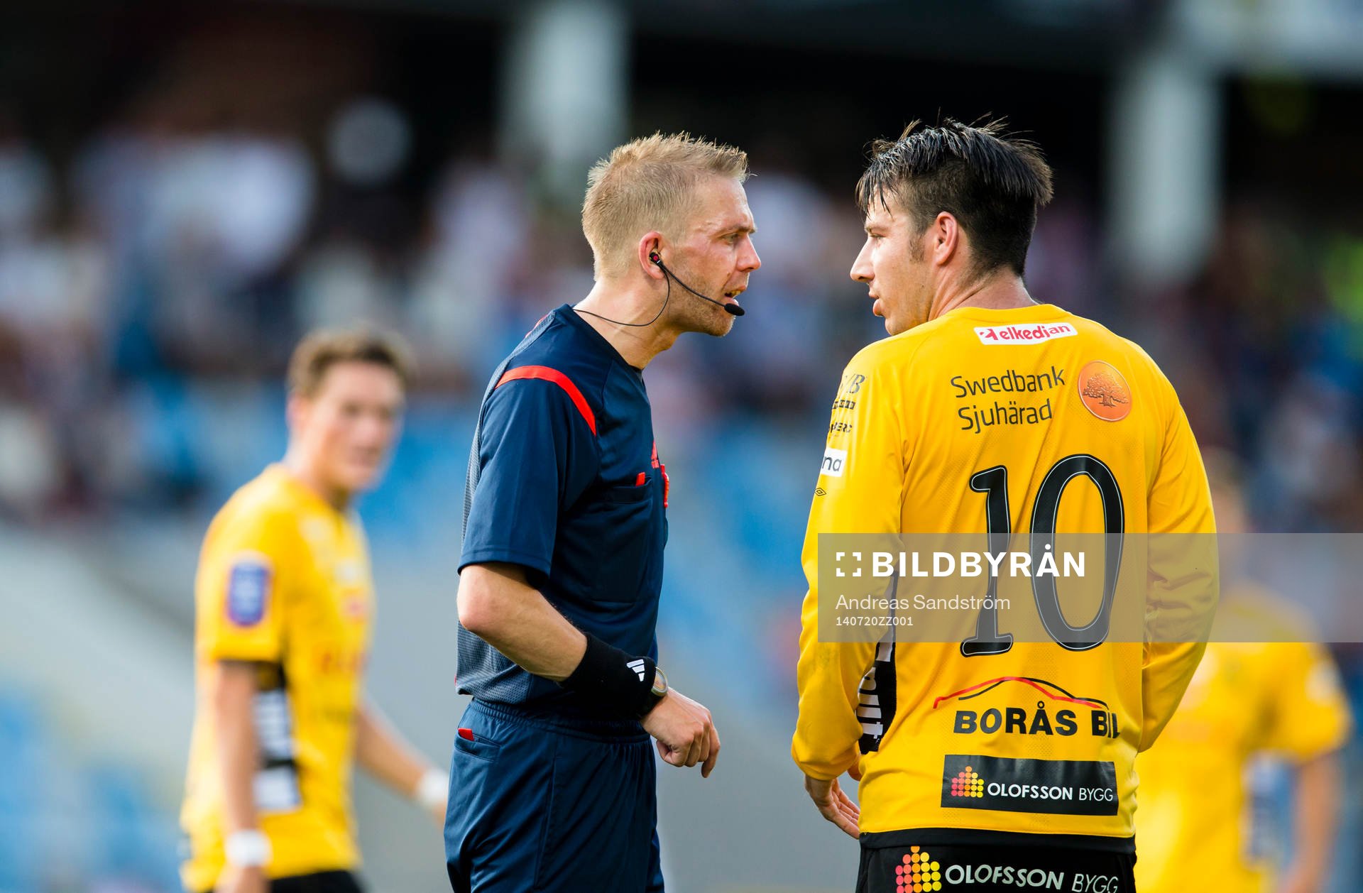 Elfsborgs Mikkel Beckmann diskuterar med domare Johan Hamlin under fotbollsmatchen i Allsvenskan mellan Norrköping och Elfsborg den 20 Juli 2014 i Norrköping.