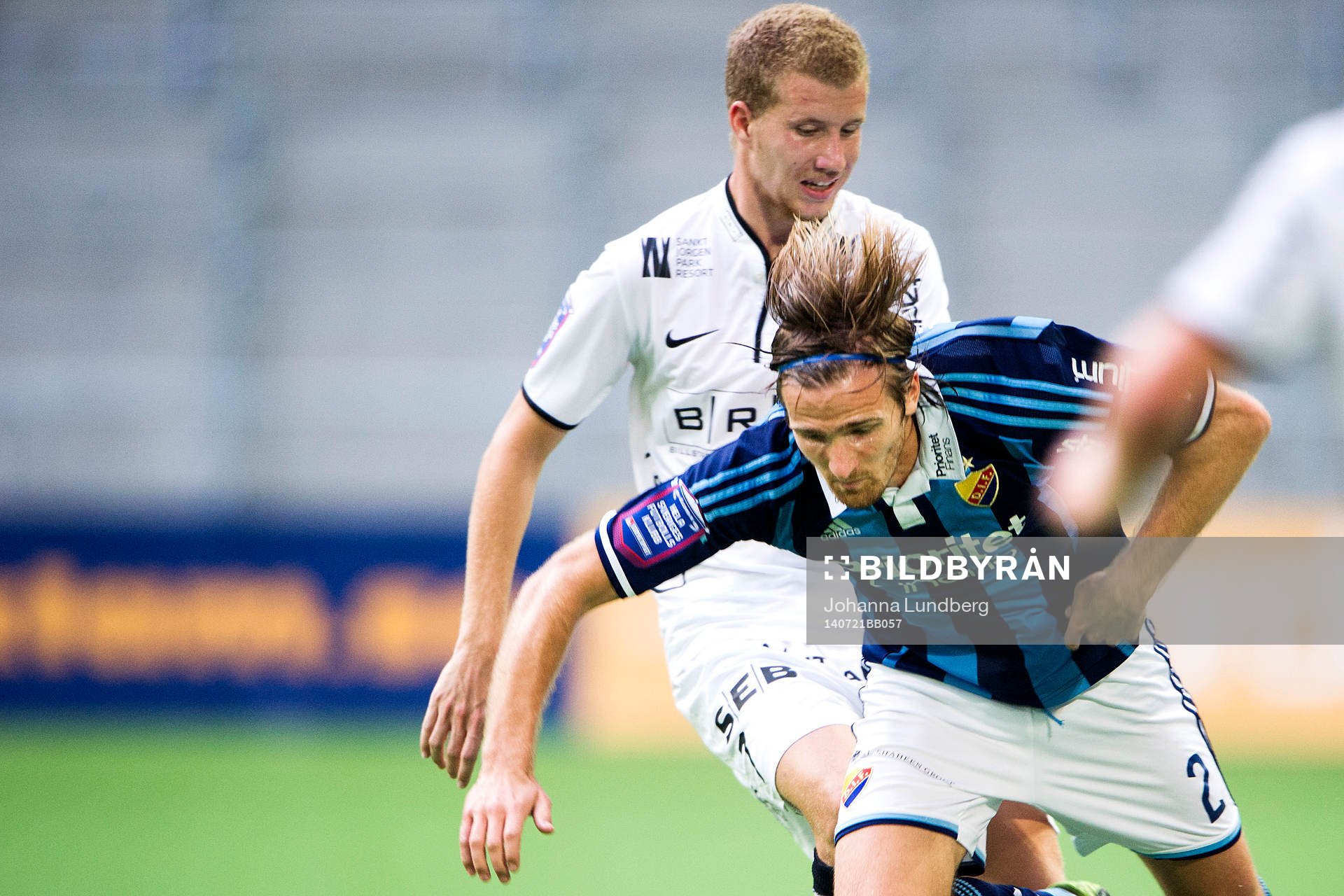 Häckens Simon Gustafson mot Djurgårdens Jesper Arvidsson under fotbollsmatchen i Allsvenskan mellan Djurgården och Häcken den 14 april 2014 i Stockholm.