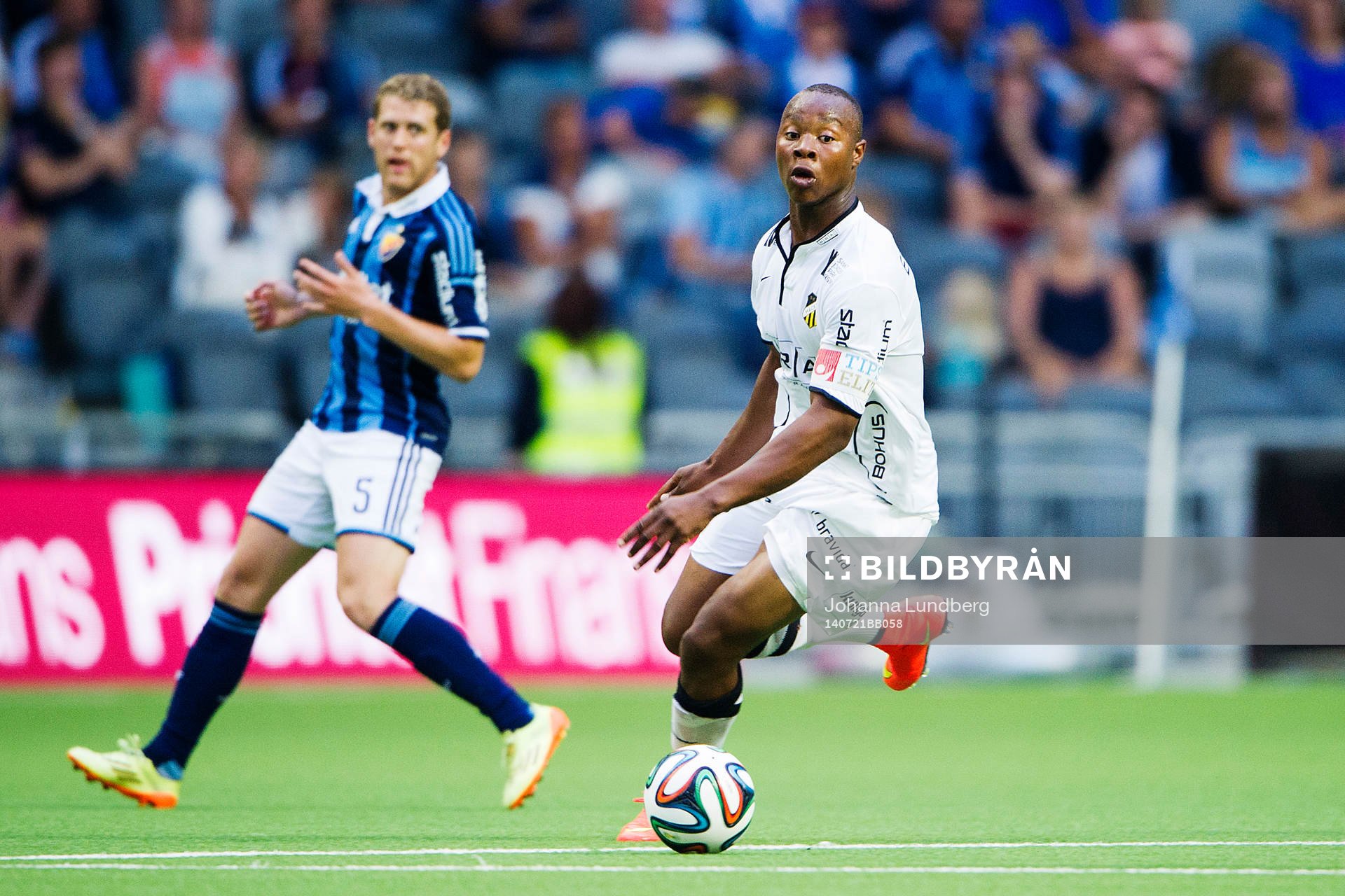 Djurgårdens Stefan Karlsson jagar Häckens Carlos