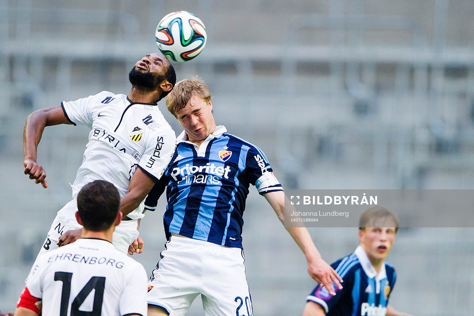 Häckens Rene Makondele mot Djurgårdens Simon Tibbling