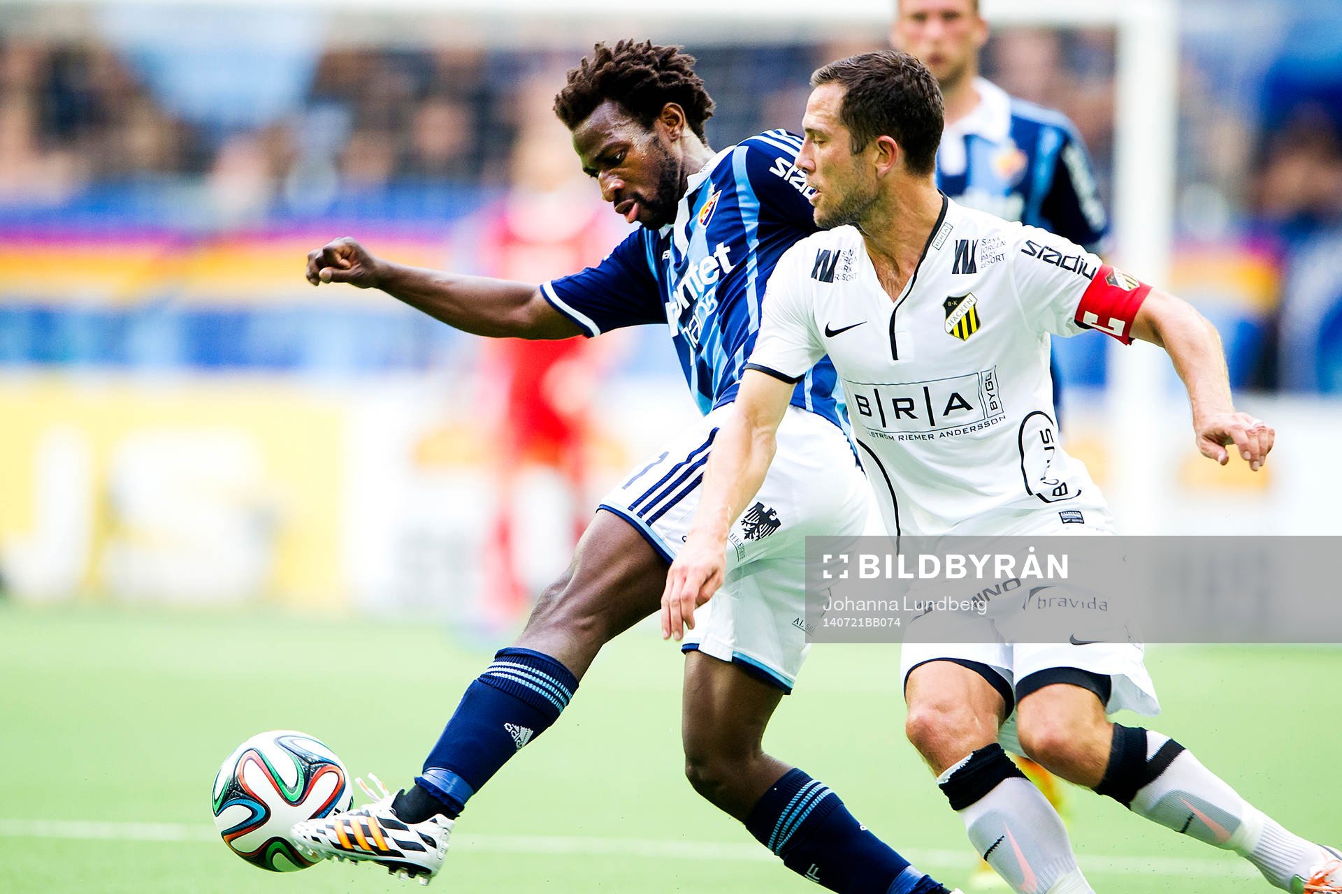 Djurgårdens Amadou Jawo och Häckens Martin Ericsson