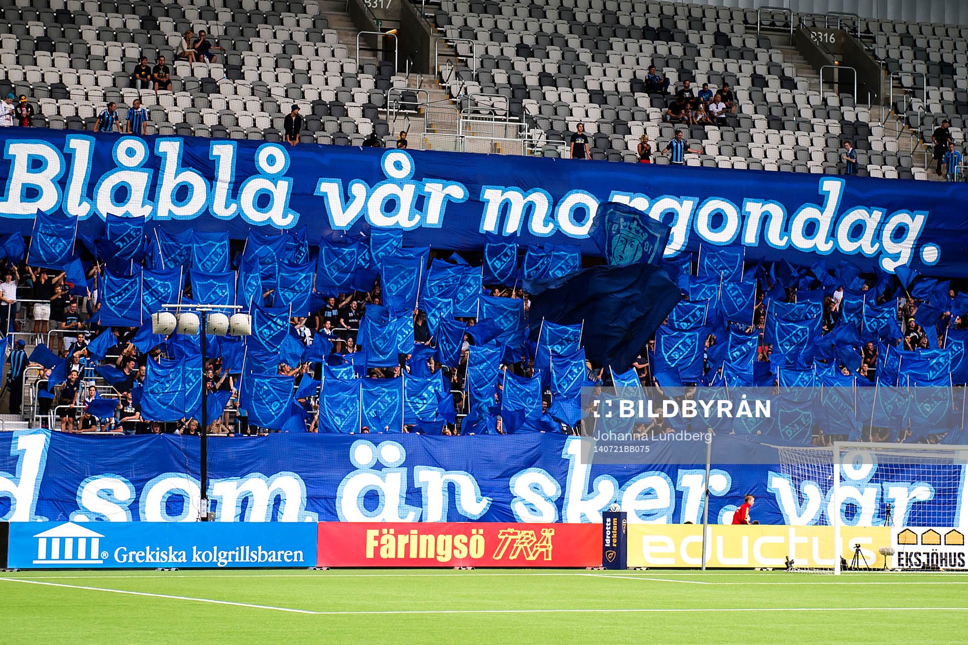 Djurgårdens klack anordnar ett tifo innan fotbollsmatchen