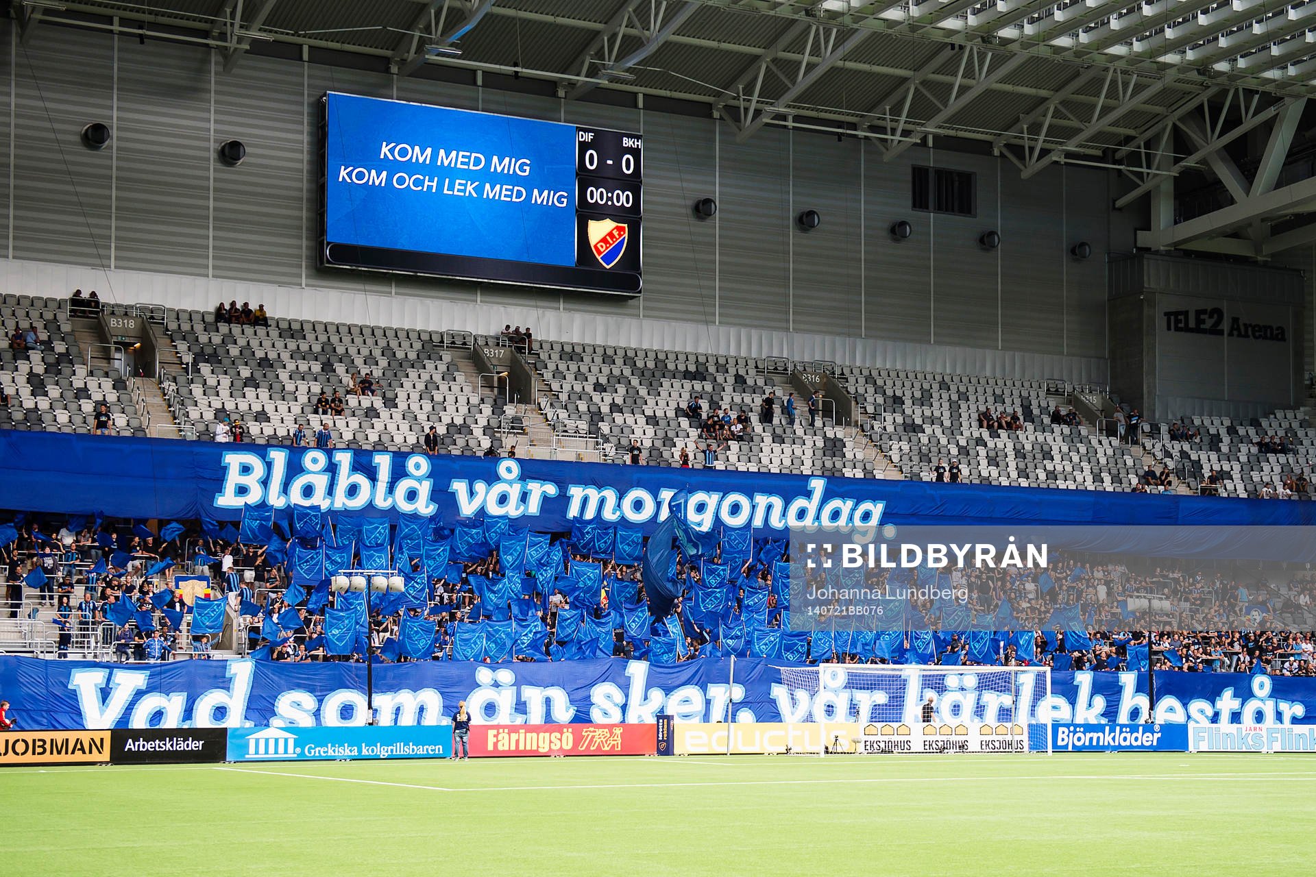 Djurgårdens klack anordnar ett tifo innan fotbollsmatchen