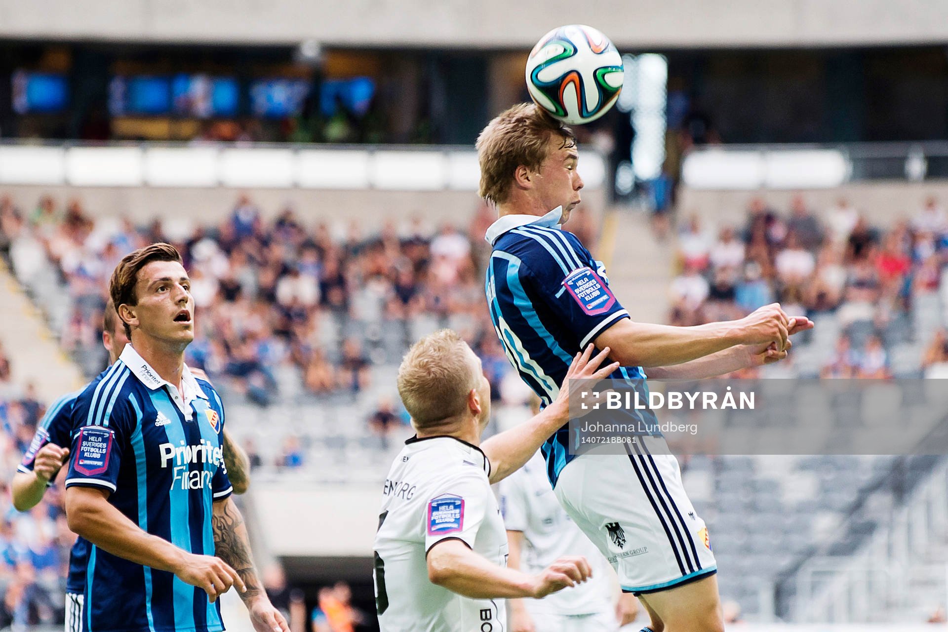 Djurgårdens Simon Tibbling nickar undan bollen framför