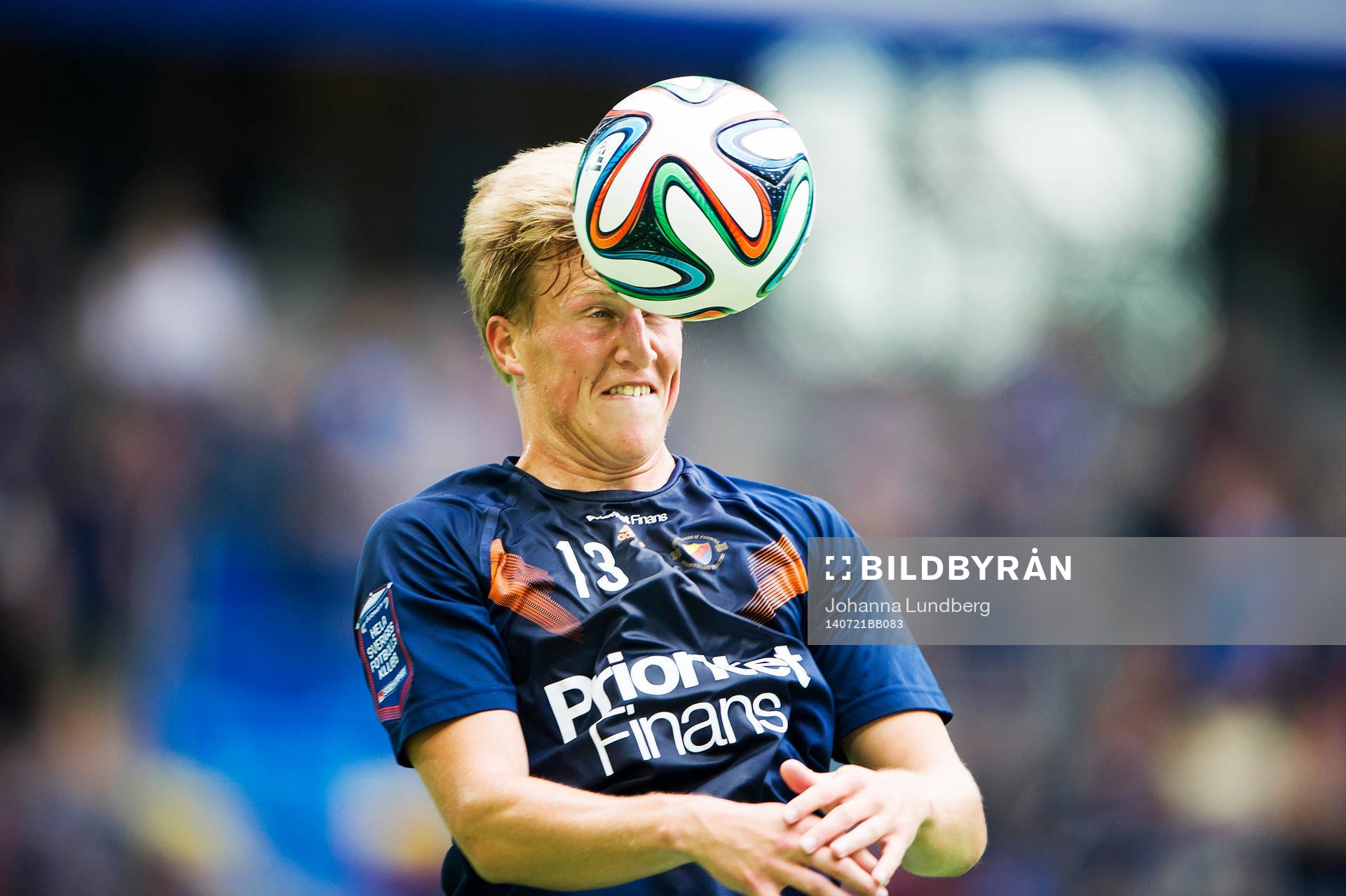 Djurgårdens Emil Bergström värmer upp
