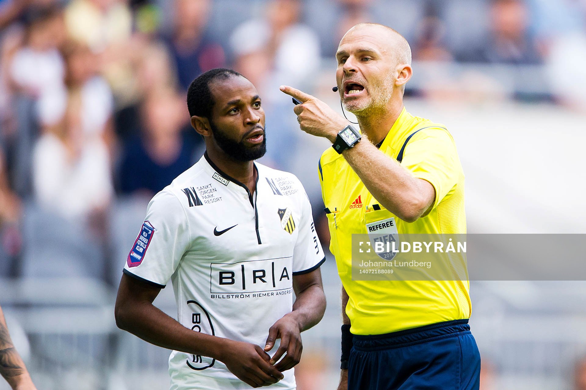 Domare Michael Lerjéus och Häckens Rene Makondele