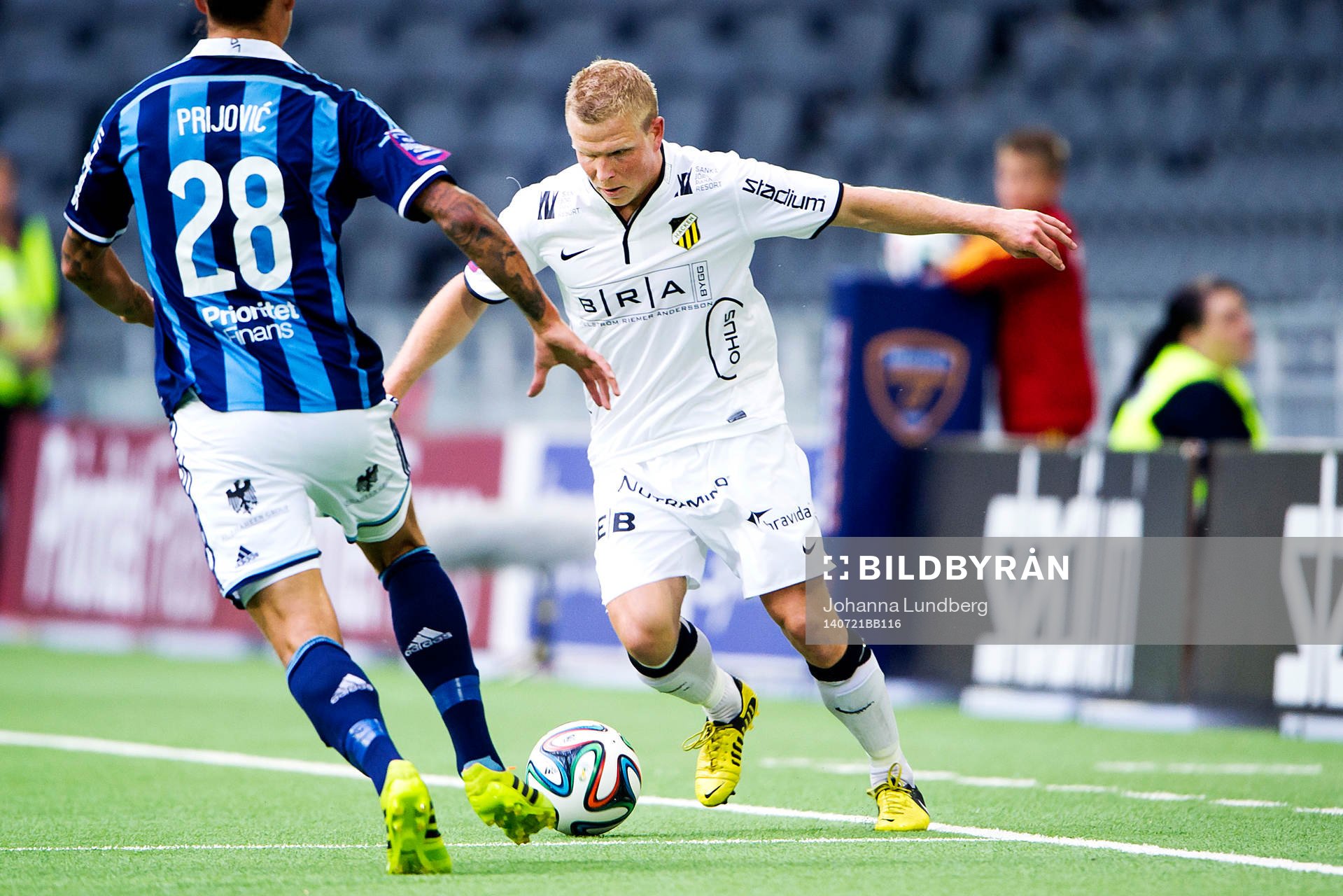 Djurgårdens Aleksandar Prijovic utmanar Häckens David Frölund under fotbollsmatchen i Allsvenskan mellan Djurgården och Häcken den 14 april 2014 i Stockholm.