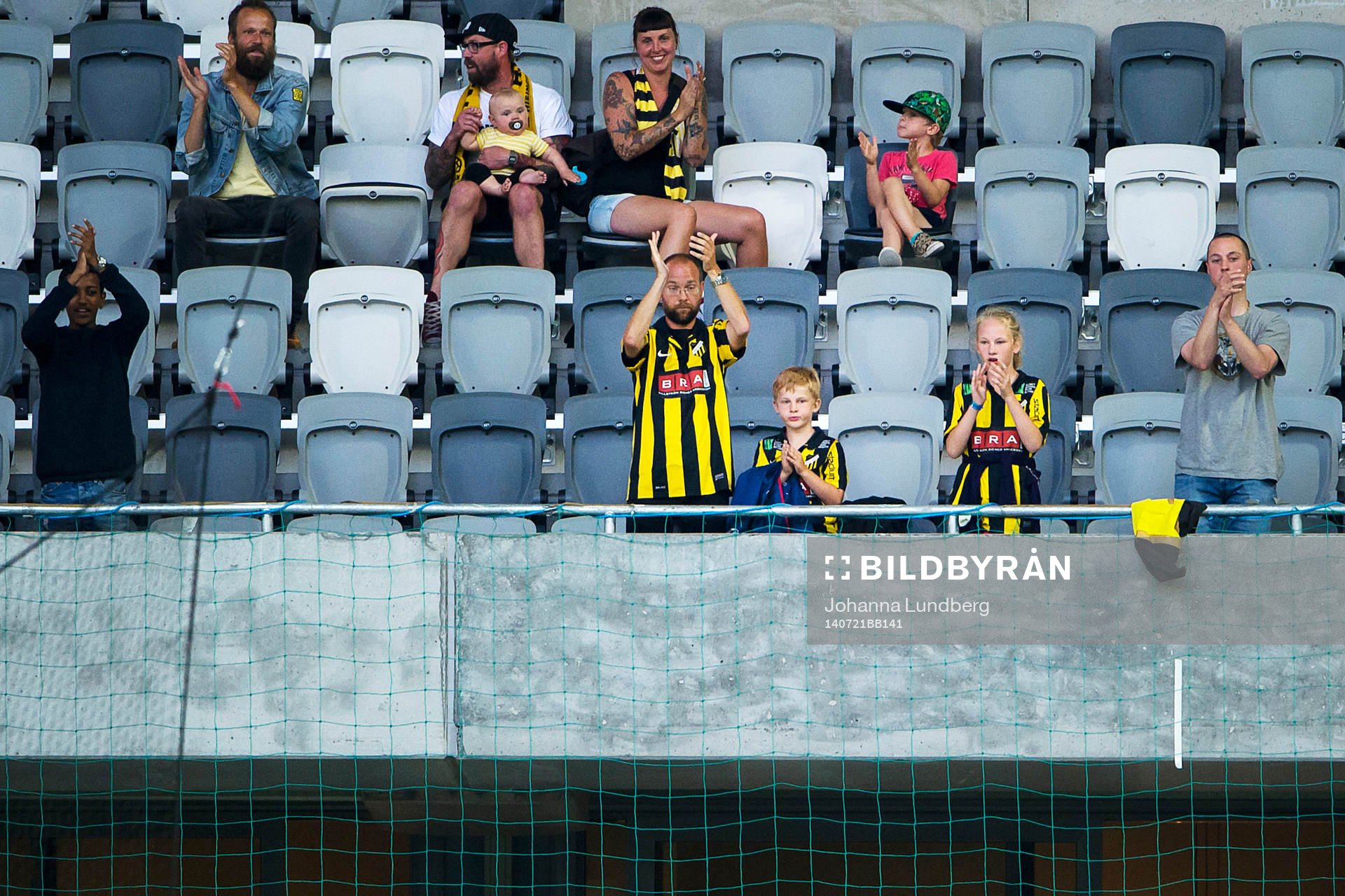 Häckens tillresta supportrar jublar