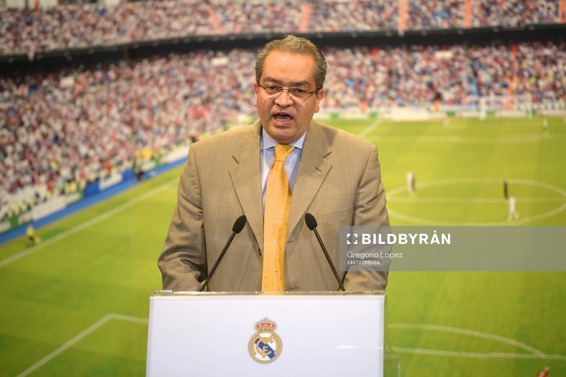 JAMES RODRIGUEZ Presentation at Real Madrid.Santiago