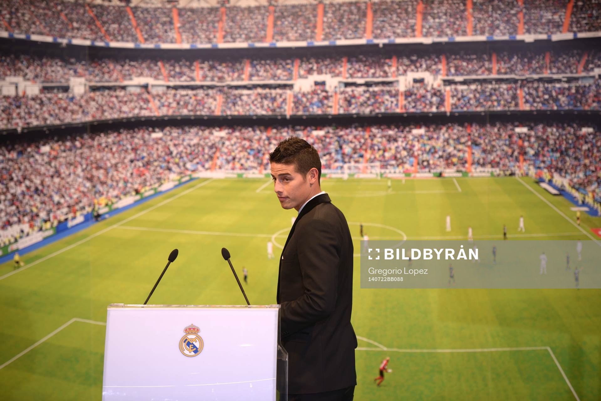 JAMES RODRIGUEZ Presentation at Real Madrid.Santiago