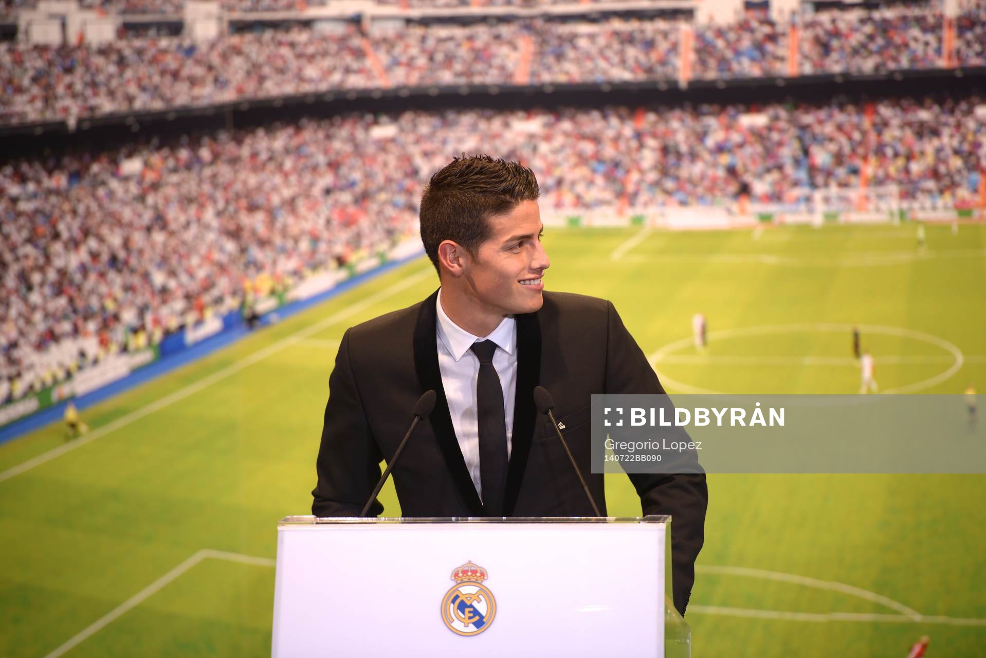 JAMES RODRIGUEZ Presentation at Real Madrid.Santiago