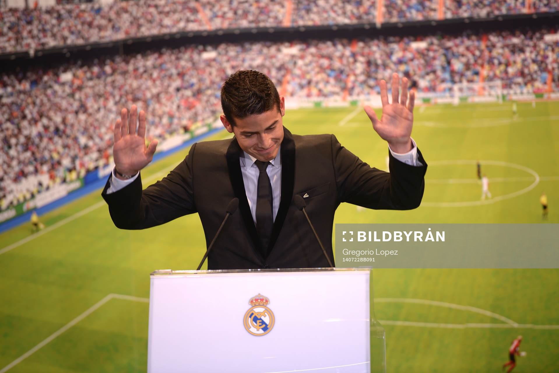 JAMES RODRIGUEZ Presentation at Real Madrid.Santiago