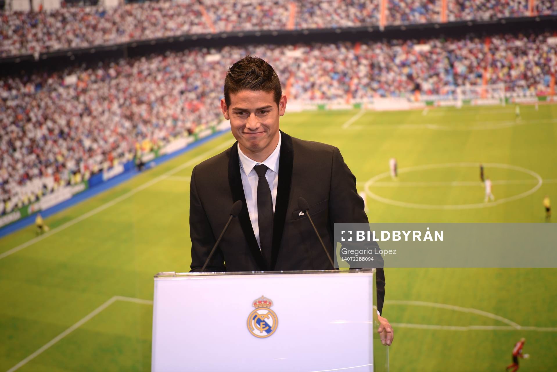 JAMES RODRIGUEZ Presentation at Real Madrid.Santiago
