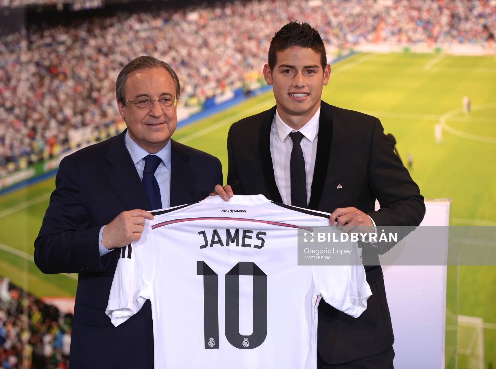 JAMES RODRIGUEZ Presentation at Real Madrid.Santiago