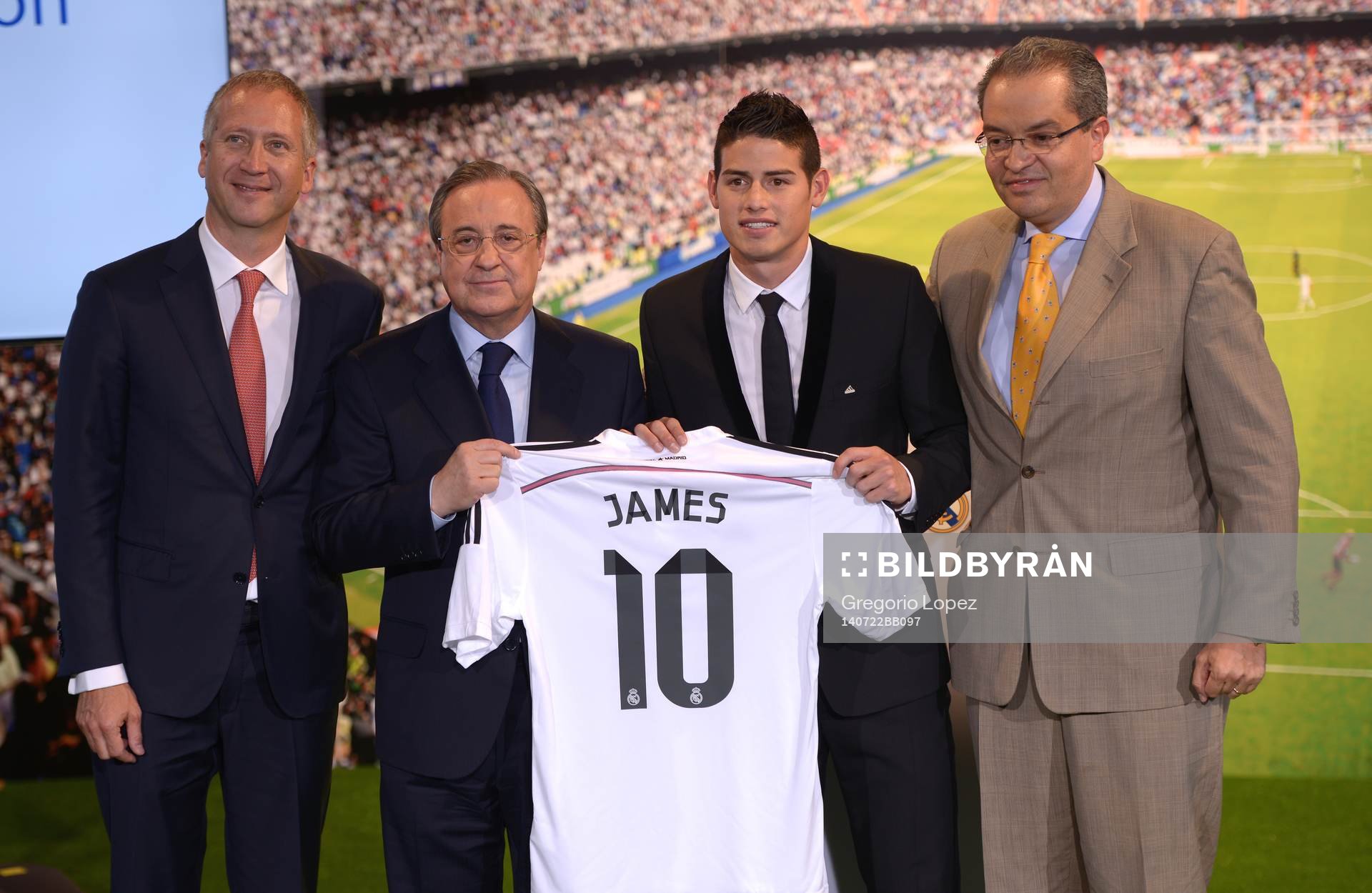JAMES RODRIGUEZ Presentation at Real Madrid.Santiago