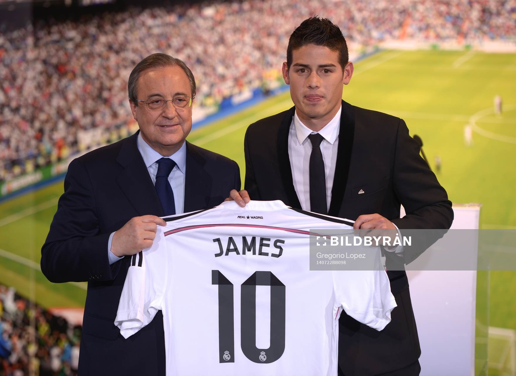 JAMES RODRIGUEZ Presentation at Real Madrid.Santiago