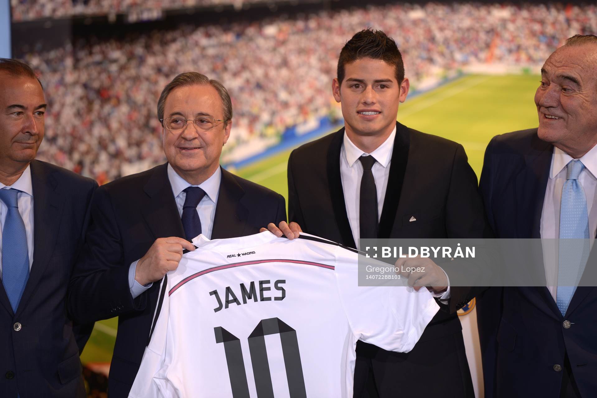 JAMES RODRIGUEZ Presentation at Real Madrid.Santiago