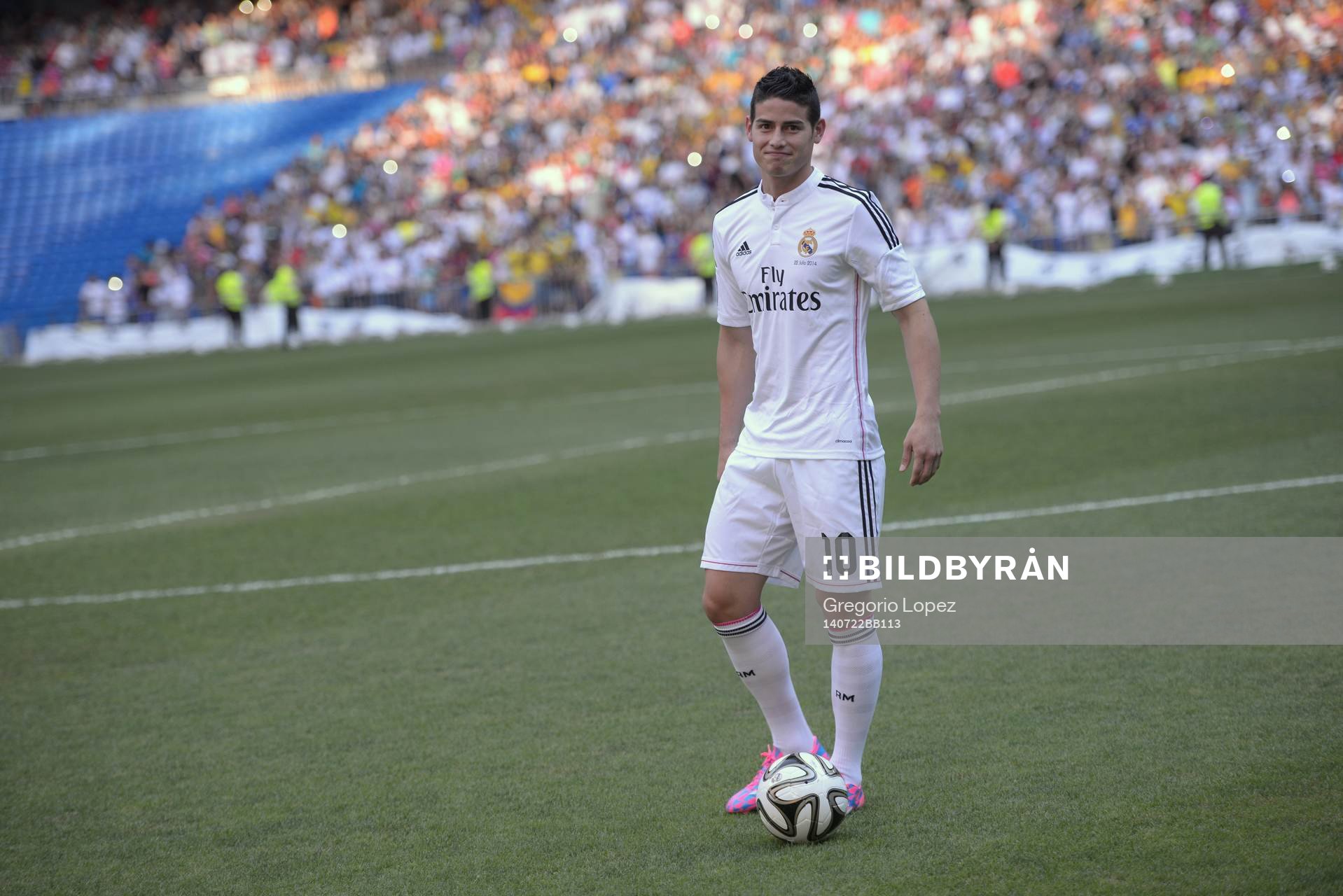 JAMES RODRIGUEZ Presentation at Real Madrid.Santiago