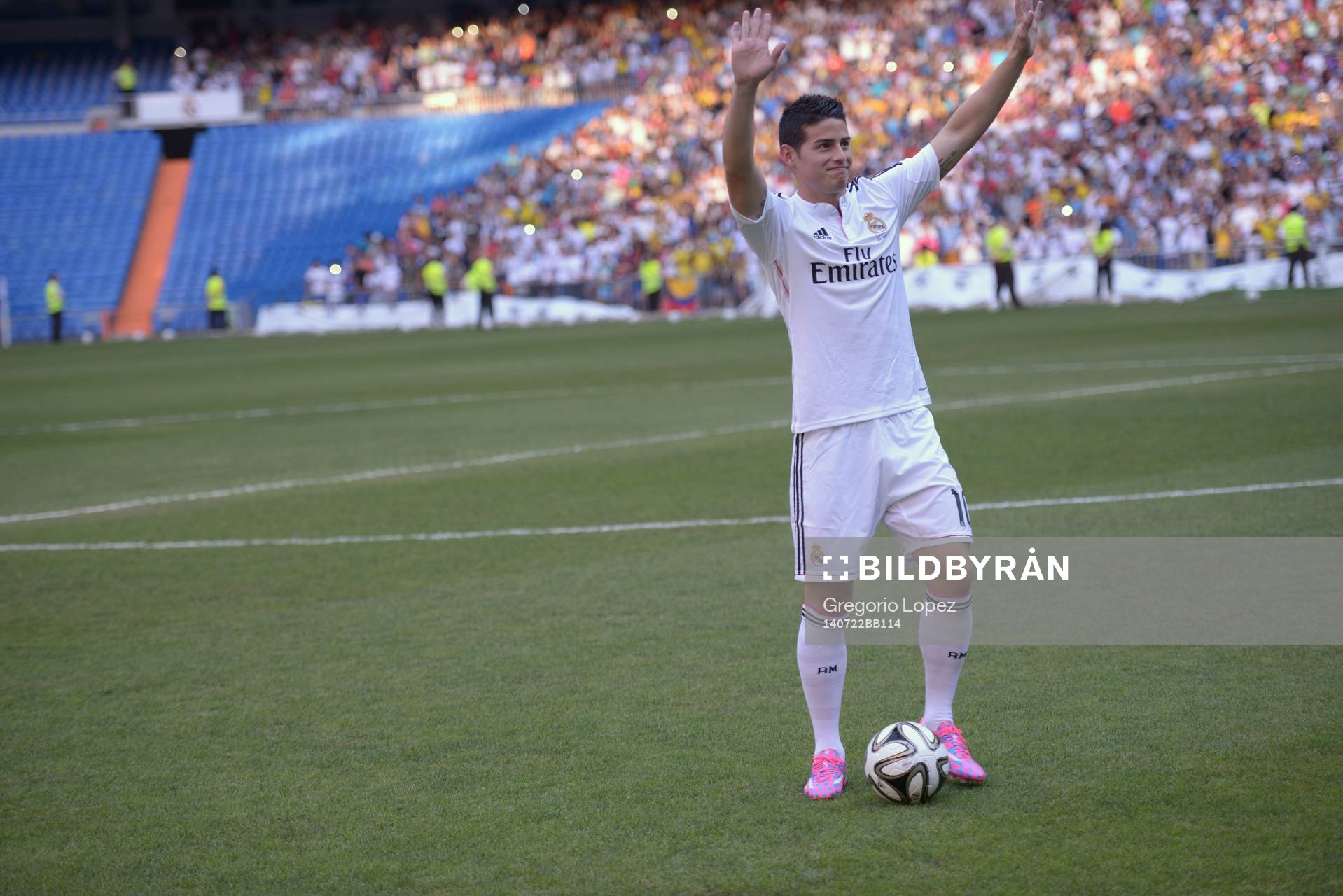 JAMES RODRIGUEZ Presentation at Real Madrid.Santiago