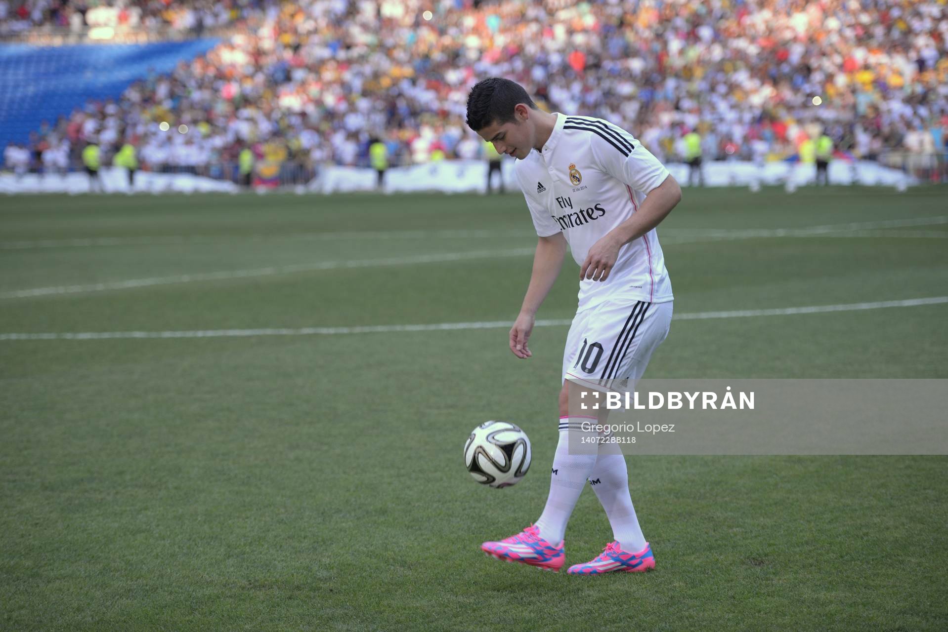 JAMES RODRIGUEZ Presentation at Real Madrid.Santiago