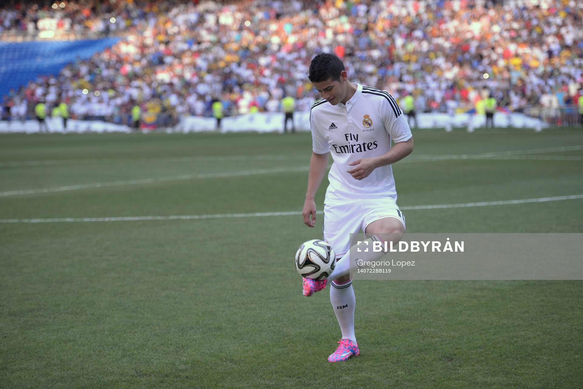 JAMES RODRIGUEZ Presentation at Real Madrid.Santiago